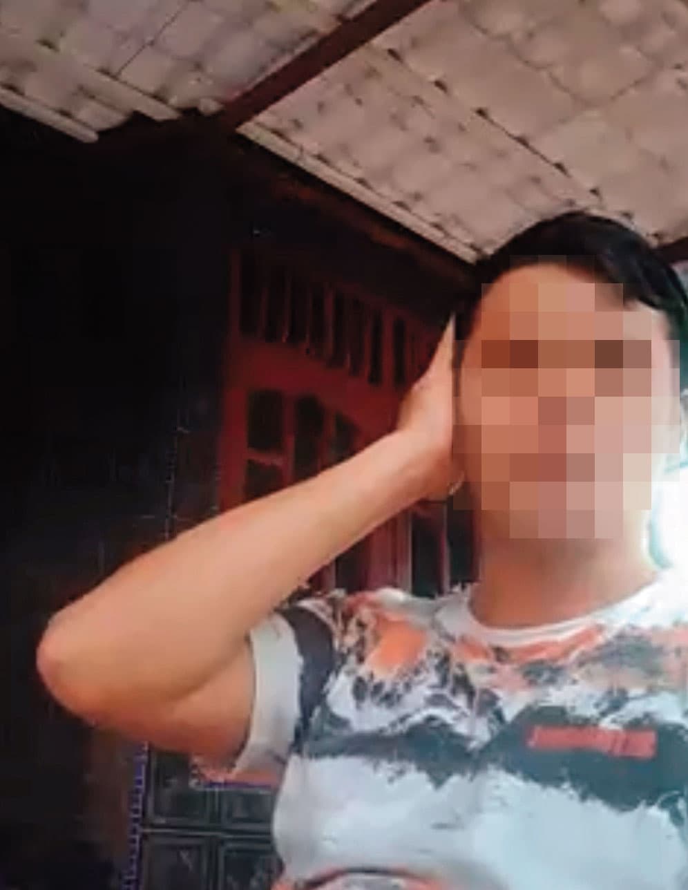 透過視訊,大旺號船員Arif試圖向我們還原Sunoto當天死亡的姿勢。