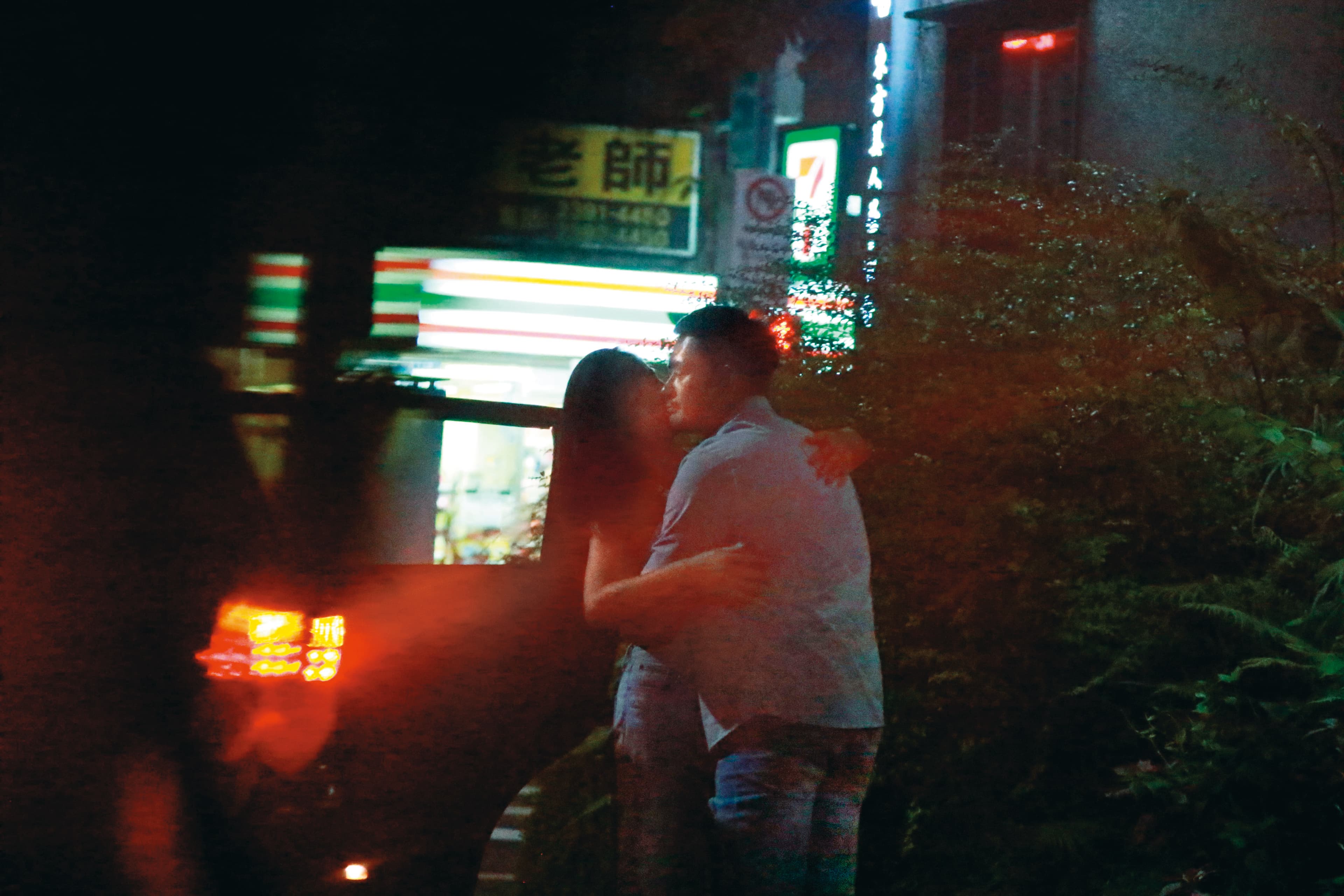9月4日 00:19 搭著小黃到家後，柯叔元直接送上霸氣擁吻，才和女方告別。