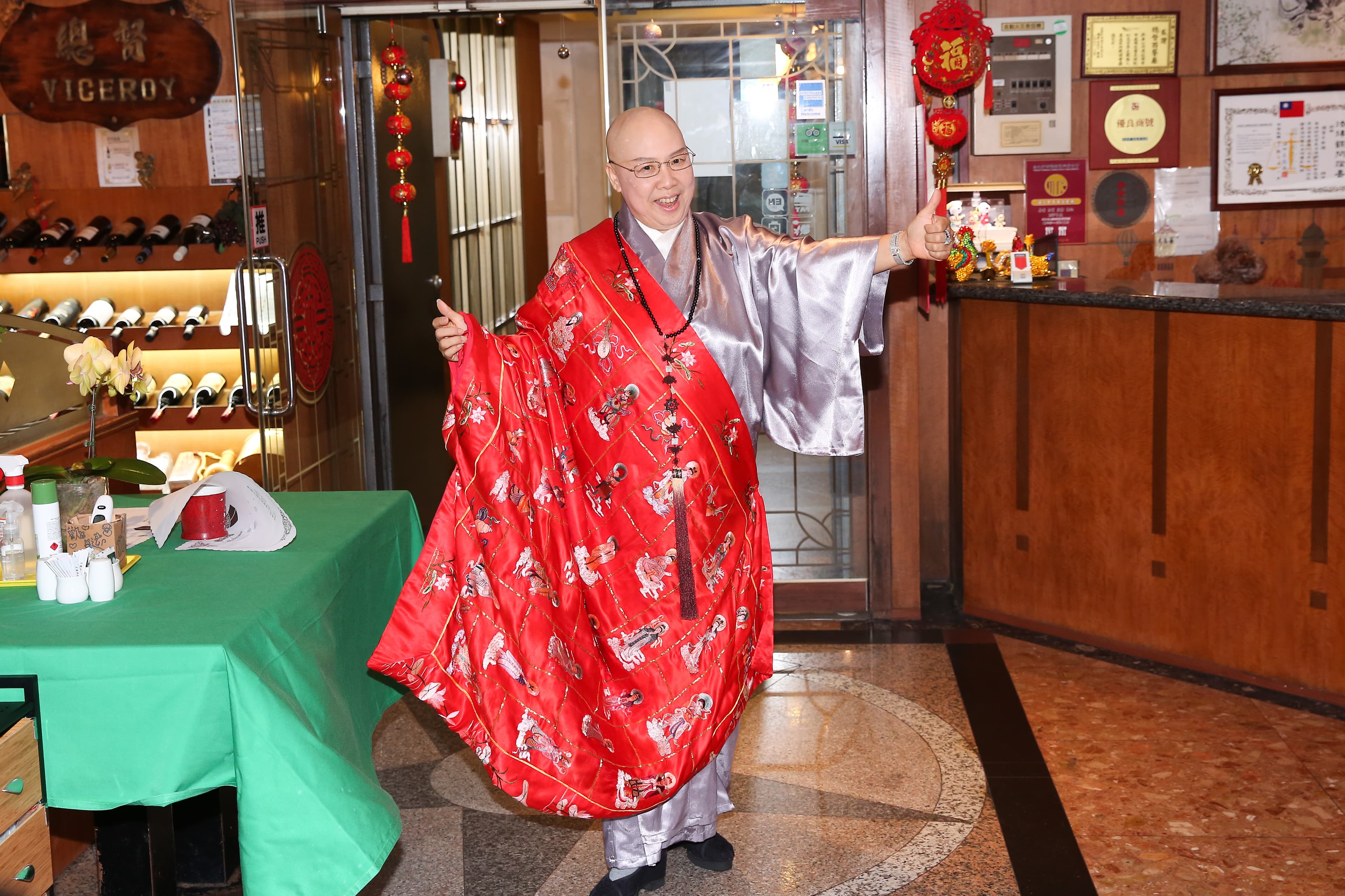 恆述法師透露已有「神豪」捐獻她百萬美金,幫助自己度過欠債危機。