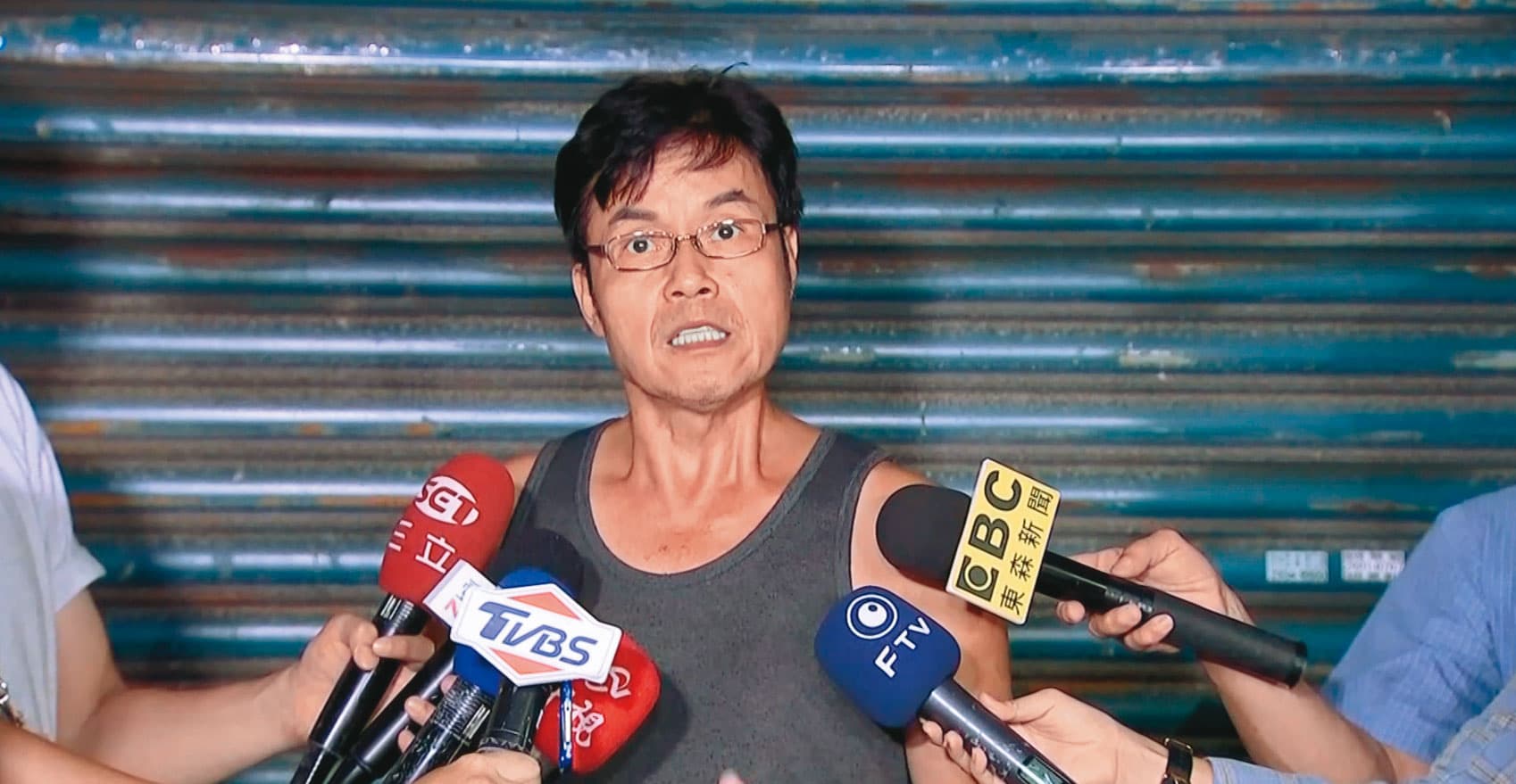 混充口罩遭揭發後,林明進雖坦言犯行卻仍辯稱:「中國口罩都是工業級,品質比國家隊好。」