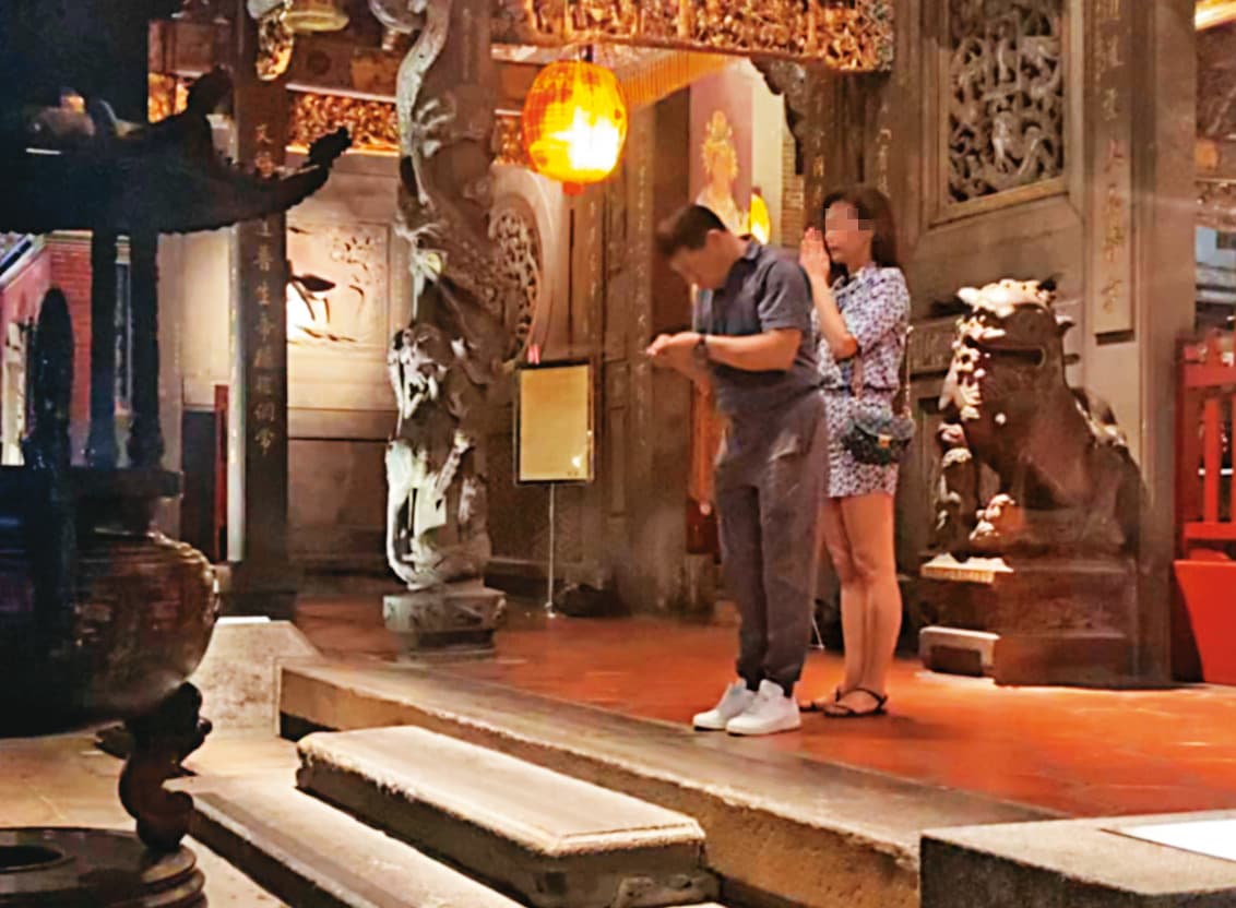 08/07 20:08 程昌興(左)與A女(右)有共同信仰,經常一起到台北市大龍峒的保安宮參拜。