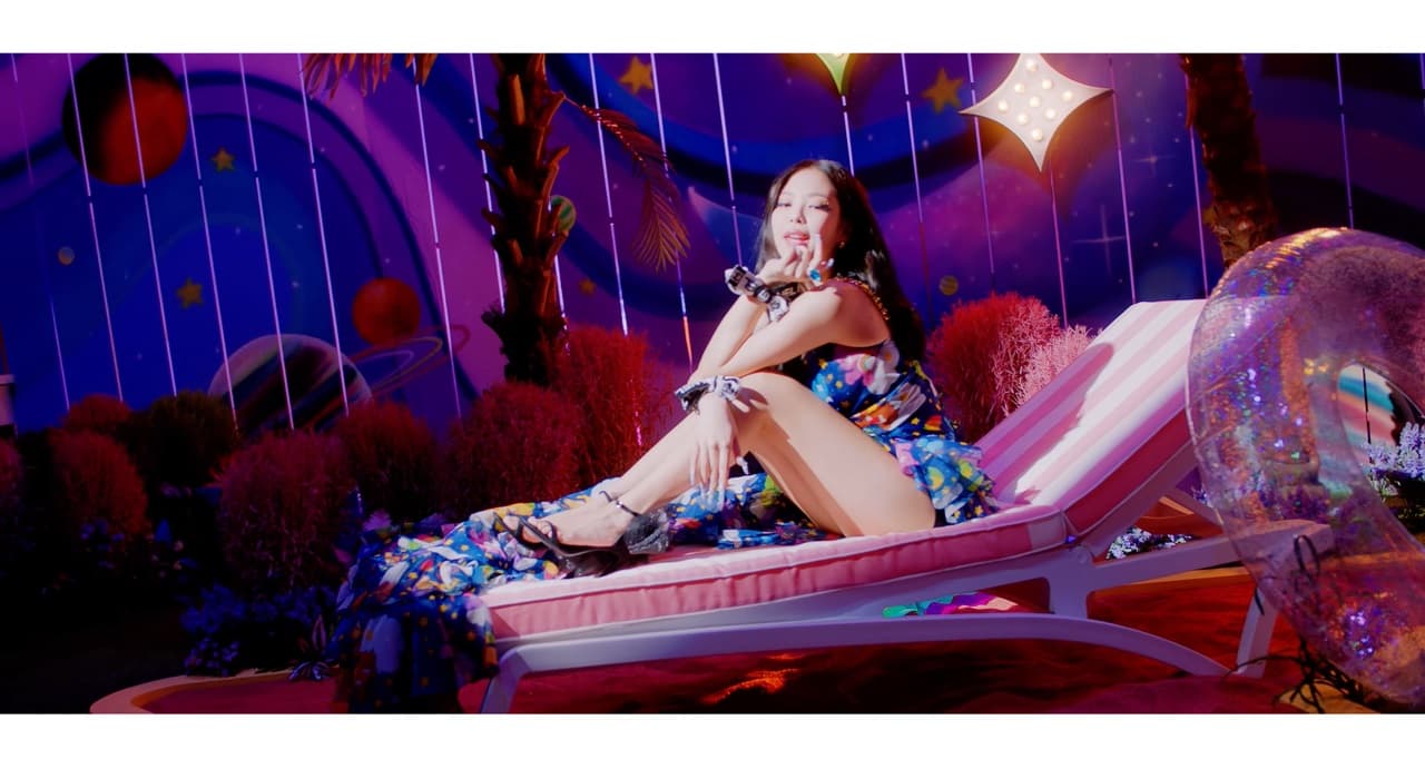 Blackpink成員Jennie於最新單曲〈Ice Cream〉穿上的也是GIUSEPPE ZANOTTI最新2020秋冬鞋款,黑色細帶搭配網紗裝飾,十分華麗。(GIUSEPPE ZANOTTI提供)