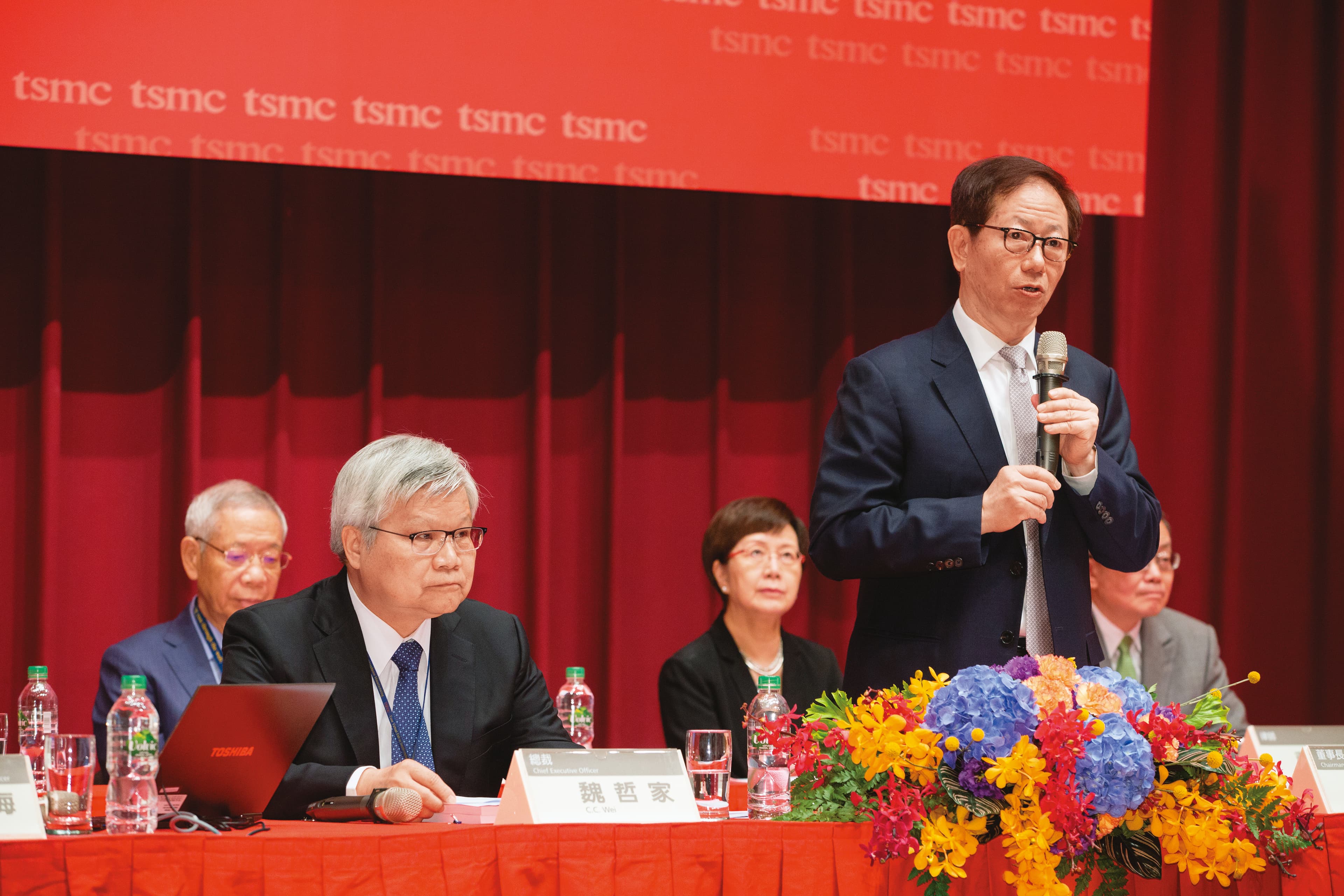 台積電已占得先機，接下來能否藉機乘勝追擊擊潰三星，就看劉德音（右）如何出招。