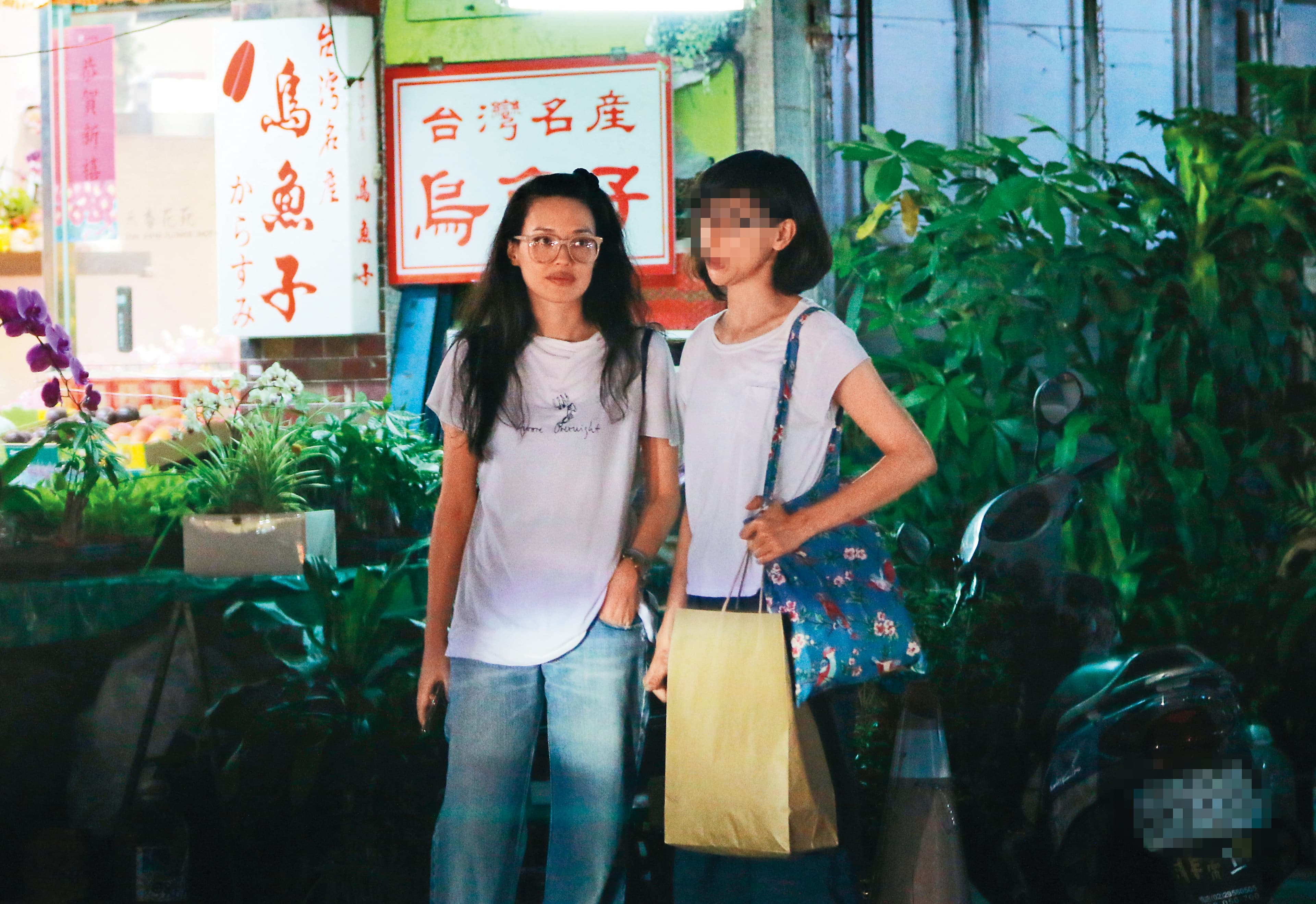 據說林心如與舒淇（左）已有二十年以上的交情，三年前林心如在台拍戲，舒淇還特地來探班。