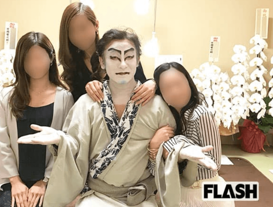 片岡愛之助(右二)在歌舞伎演出休息室中被美女們圍繞,A子(右)更直接靠在他身上。(翻攝自《FLASH》周刊)