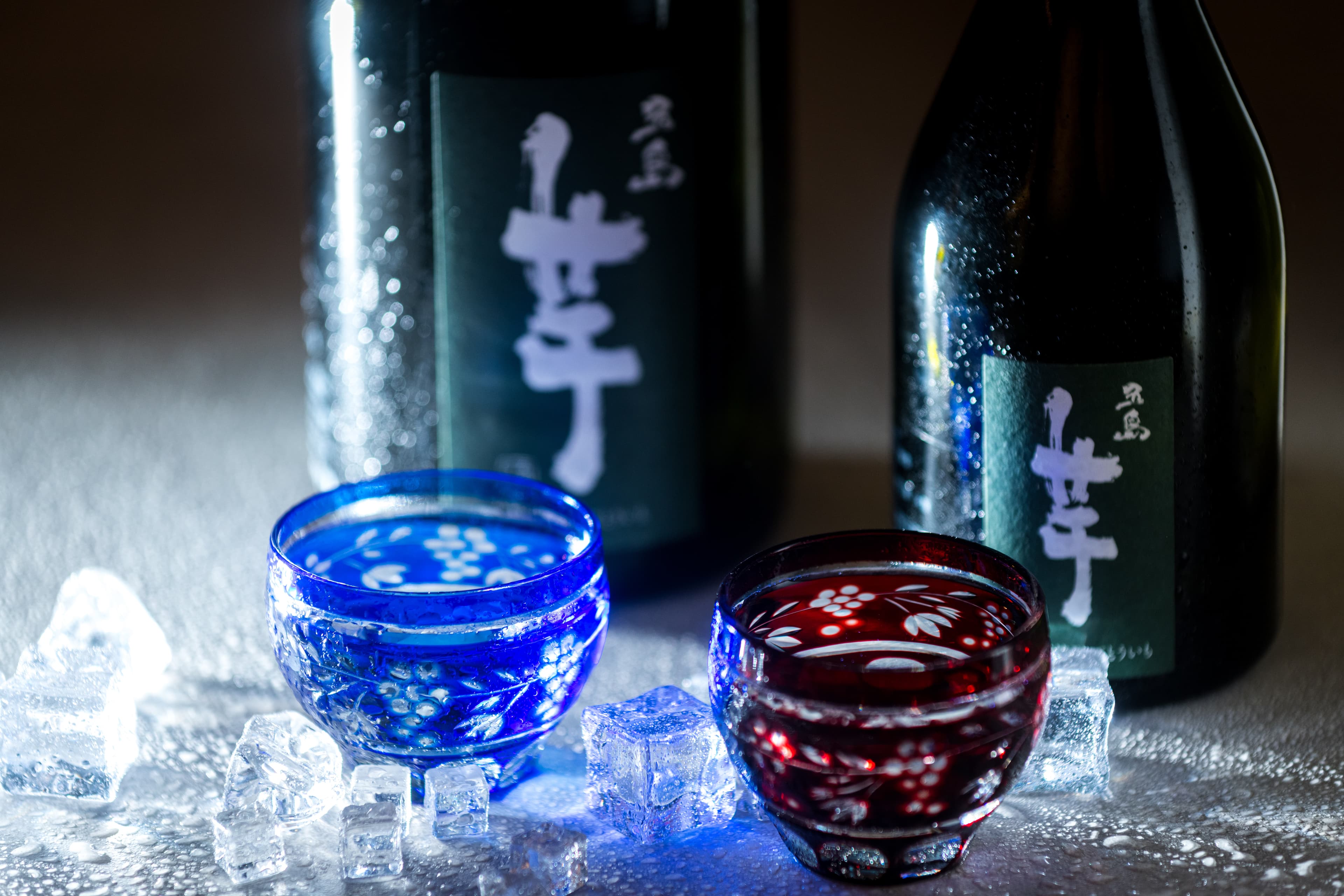 香氣細緻的「五島芋燒酎」（1,100元／瓶），用「葡萄紋切子一口杯」（皆500元／個）純飲，最能品嘗暢快喉韻。