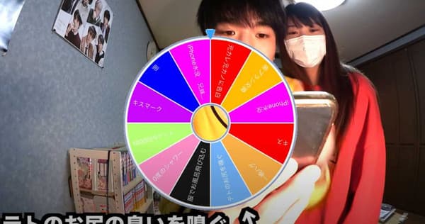 桐崎栄二抱著妹妹睡覺。(攝自YouTube「桐崎栄二.きりざきえいじ」)