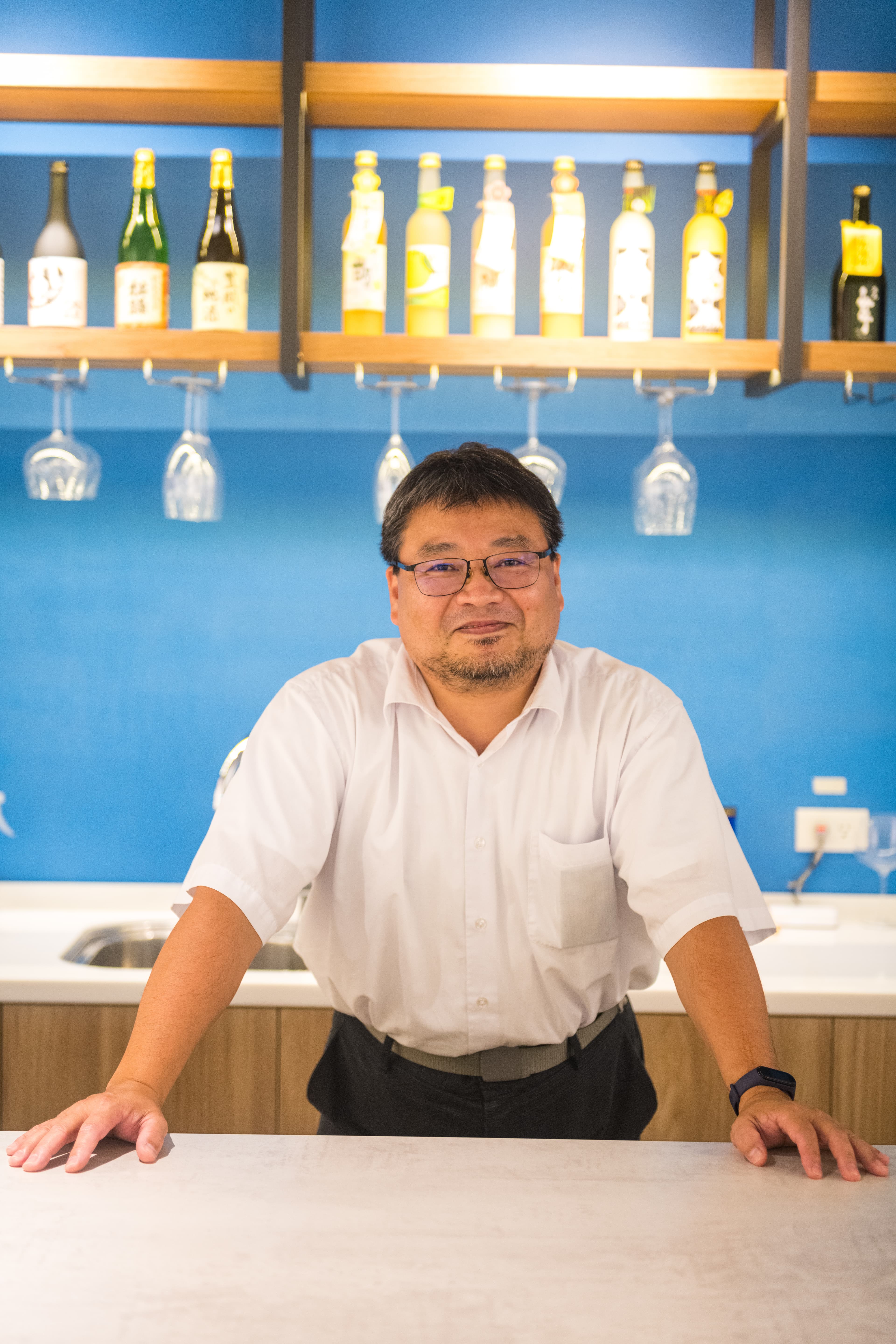 「明基貿易」執行副總周業峰接觸日本酒多年，深諳酒與酒器搭配的藝術。