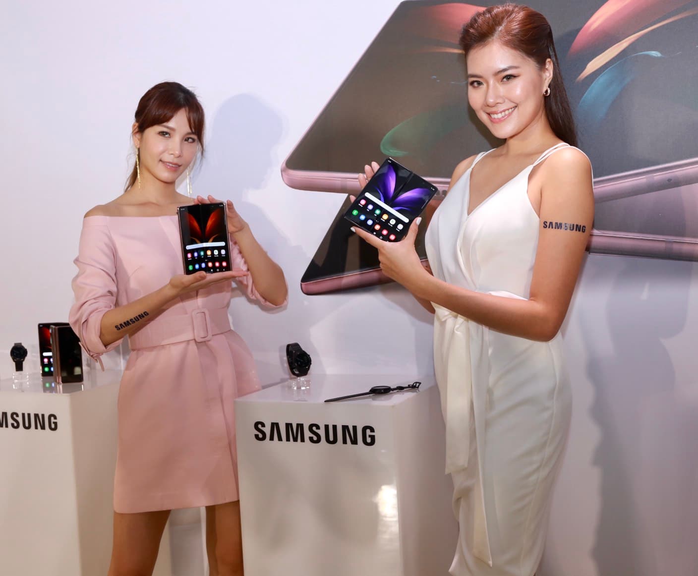 這次新發表的Galaxy Z Fold2支援5G網路,單機售價又再創新高達7.18萬元。