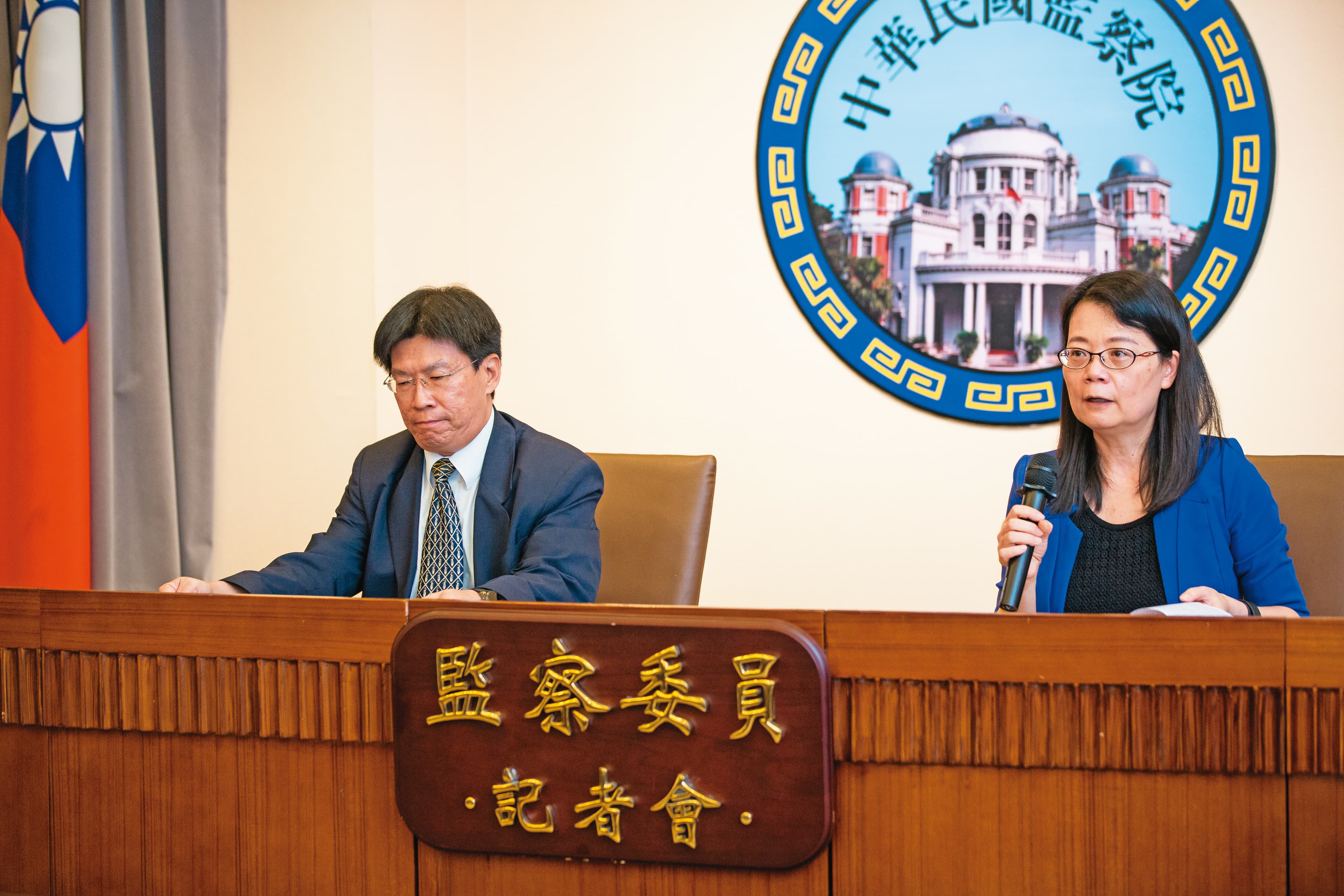 新任監委上任後,高涌誠(左)、王美玉(右)提案彈劾石木欽通過,並指出有司法警調高層涉入買股,呼籲相關單位自清。