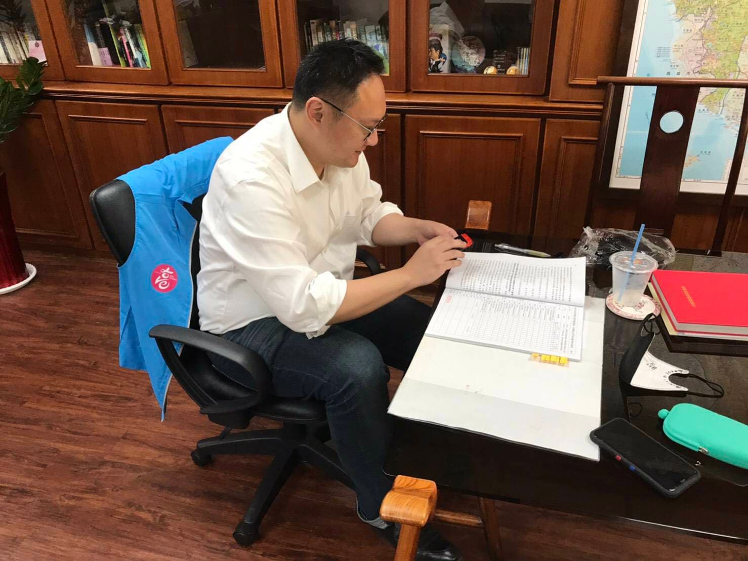 向本刊表示,他過去都是在茶几批公文。(鄭照新提供)