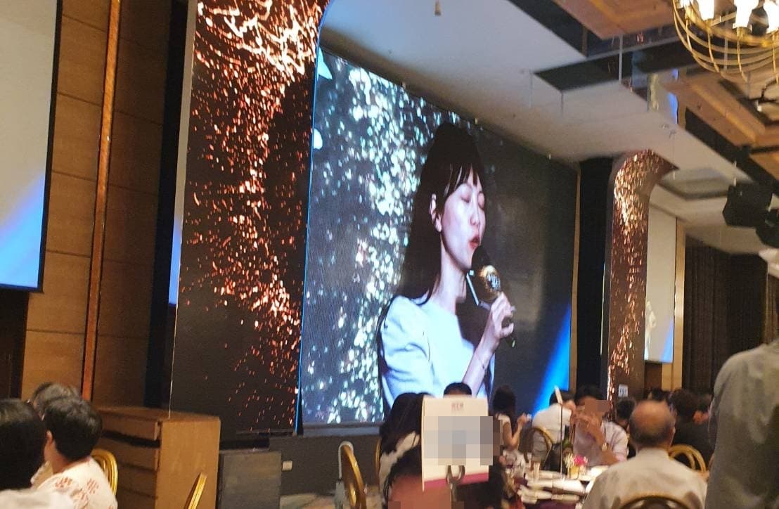 高嘉瑜高唱招牌歌〈隱形的翅膀〉，律師在社群紛紛轉傳及分享。（讀者提供）