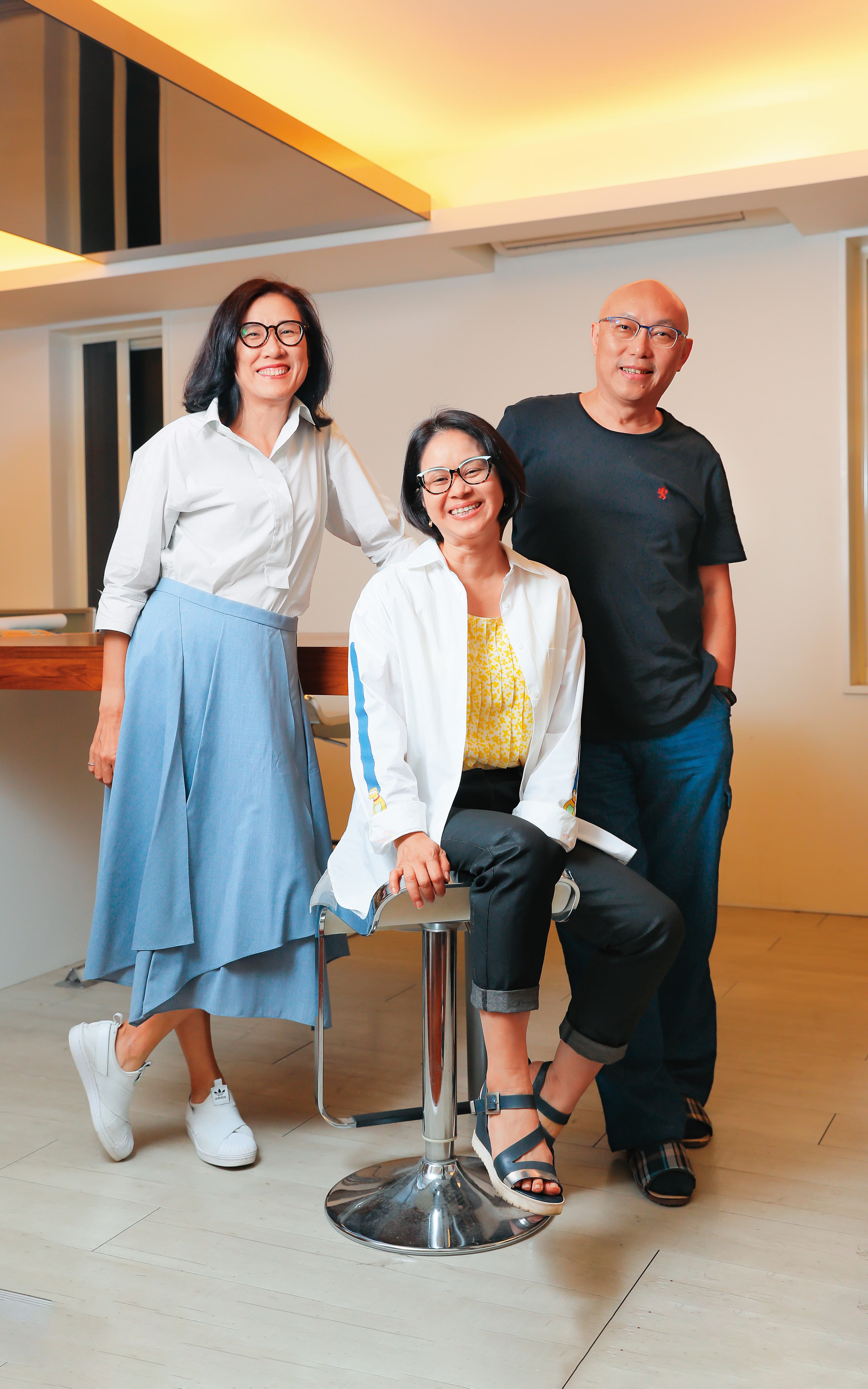 製作人陳慧玲(中)、編劇溫怡惠(左)、導演鄧安寧(右)在《我》劇中發揮「黃金三角」組合的絕佳默契。