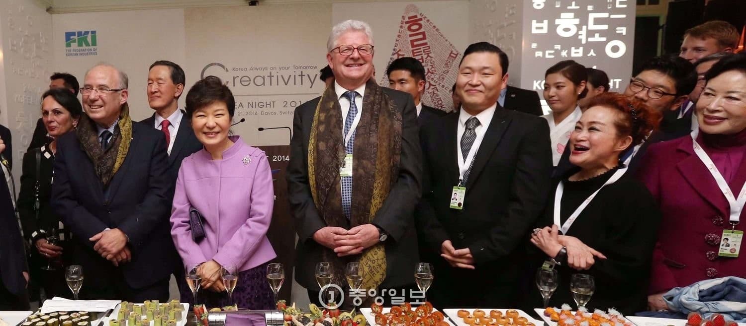 李美敬(前排右二)曾獲邀與PSY(前排右二)等人到青瓦台接見當時的總統朴槿惠。(翻攝自中央日報)