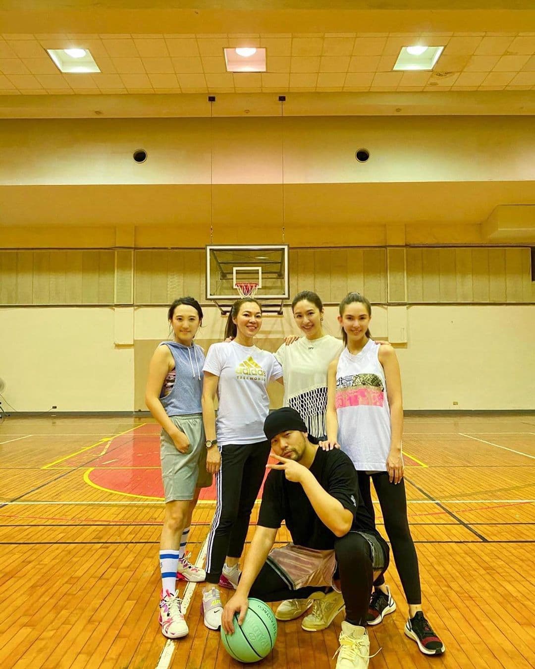 周董也和這群多金正妹團來個制式大合影。(翻攝自蔡依珊IG)
