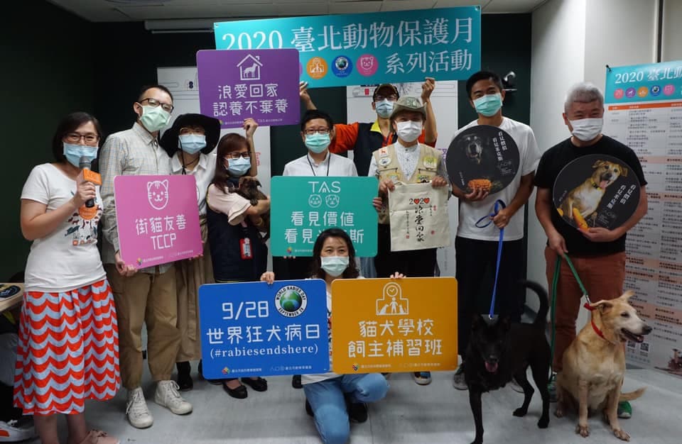 「熊爸」參與台北動物保護月活動記者會,「愛護這些毛孩需要我們大家一起努力!」(翻攝自熊爸訓練師王昱智犬類行為專家臉書)