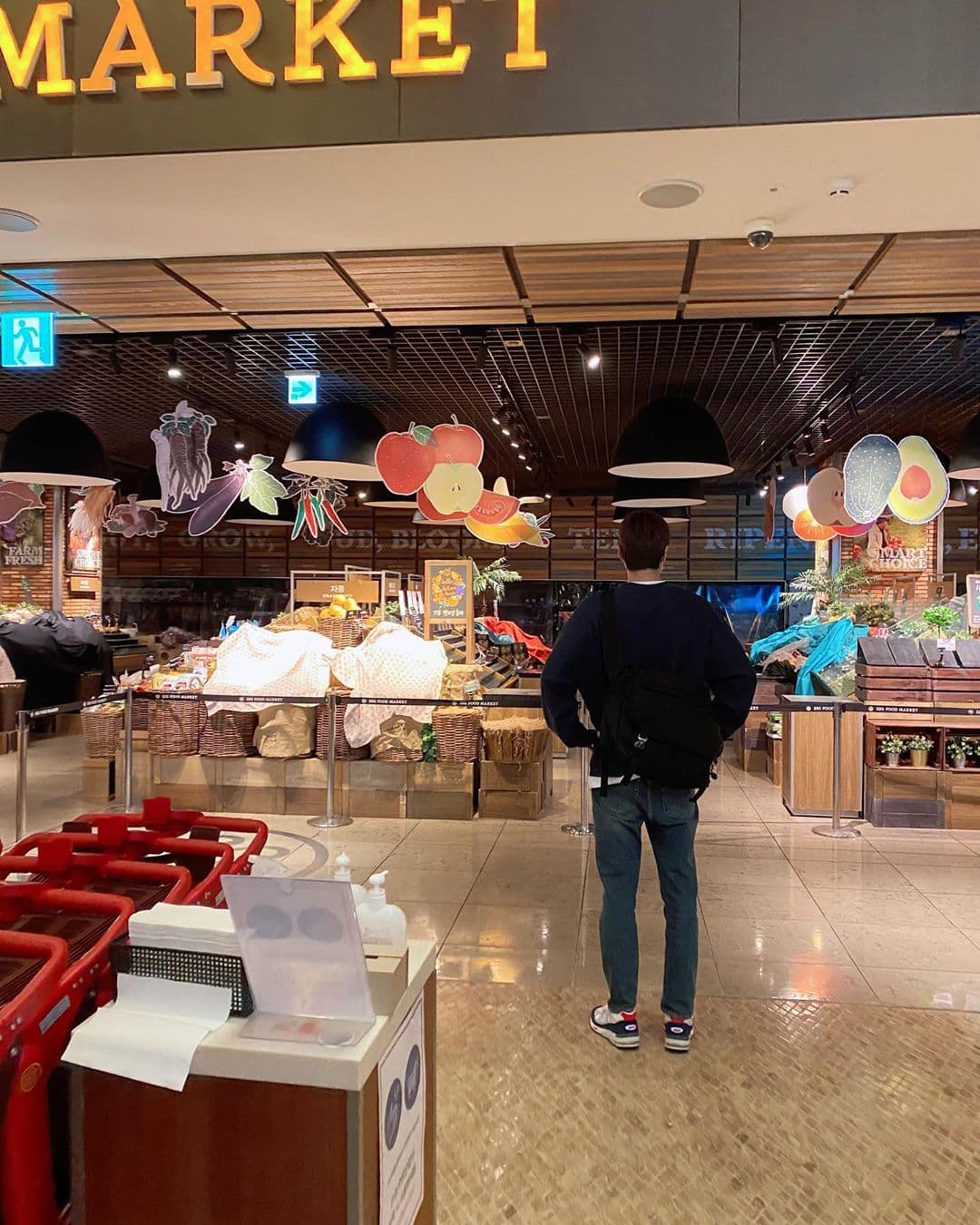 李敏鎬對著沒營業的超市發呆。(翻攝自李敏鎬IG)