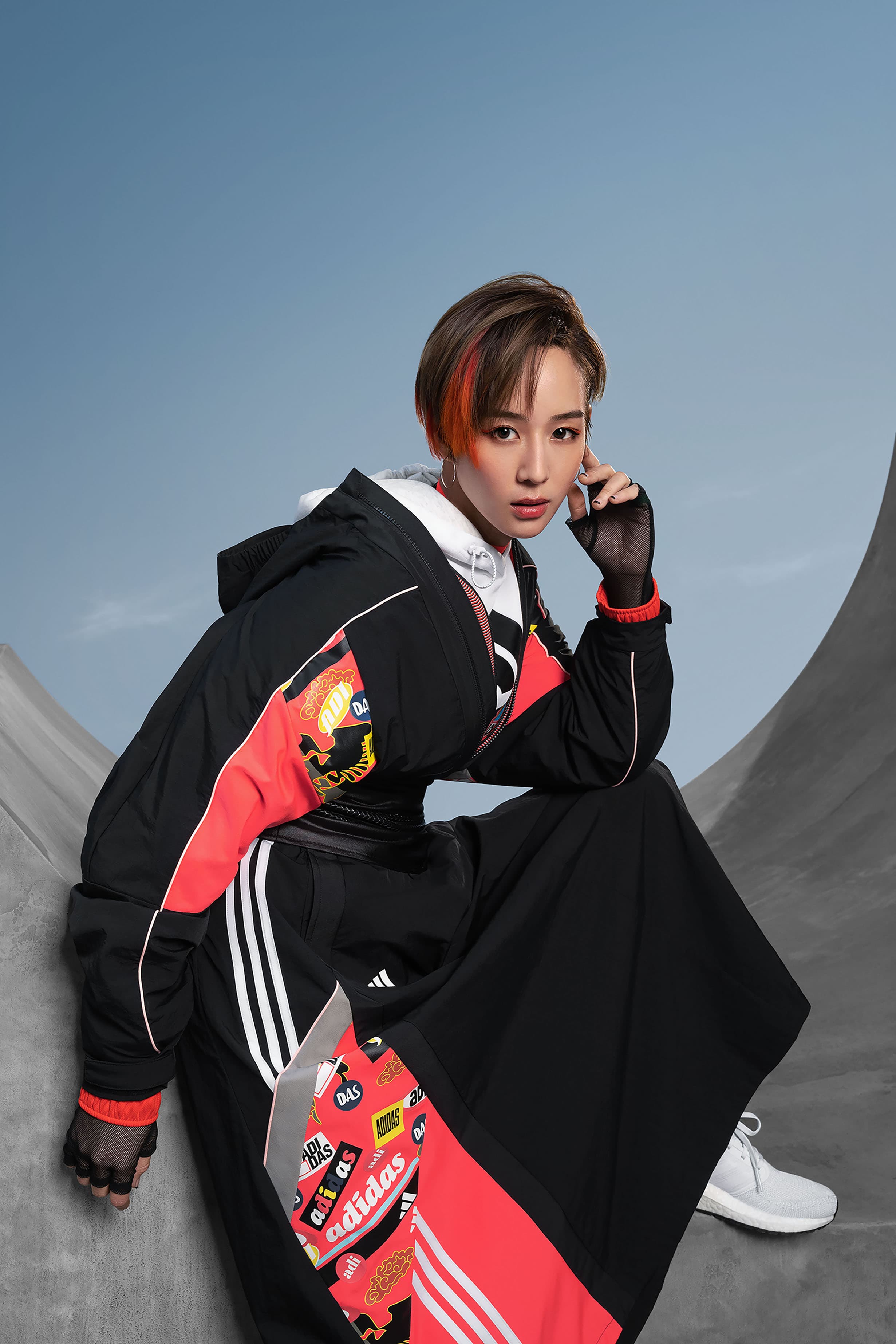 張鈞甯以黑粉撞色相接的Outer Jacket風衣外套搭配同款傘狀長裙,展現率性街頭氣場。風衣外套NT$3,690、運動長裙NT$2,690(adidas提供)