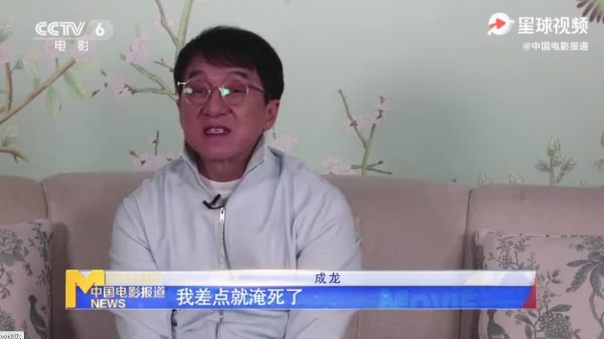 成龍受訪回憶落水經過,表示「一個很普通的鏡頭,我差點就淹死了」。(翻攝自中國電影報導微博)