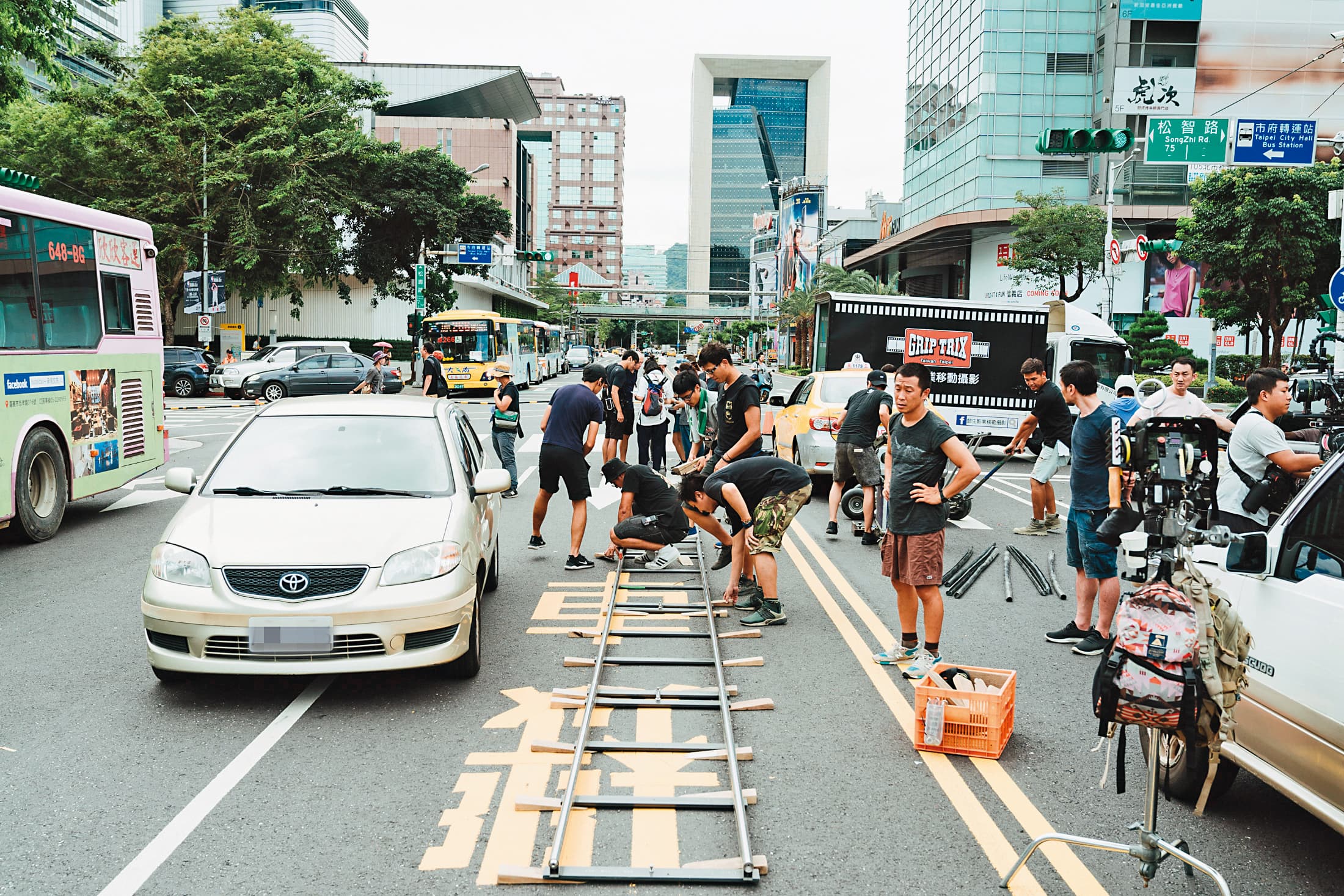 片中時間靜止的場面戲,在台北信義商圈封街拍攝,動員近200人與近50輛大小車輛。(牽猴子提供)