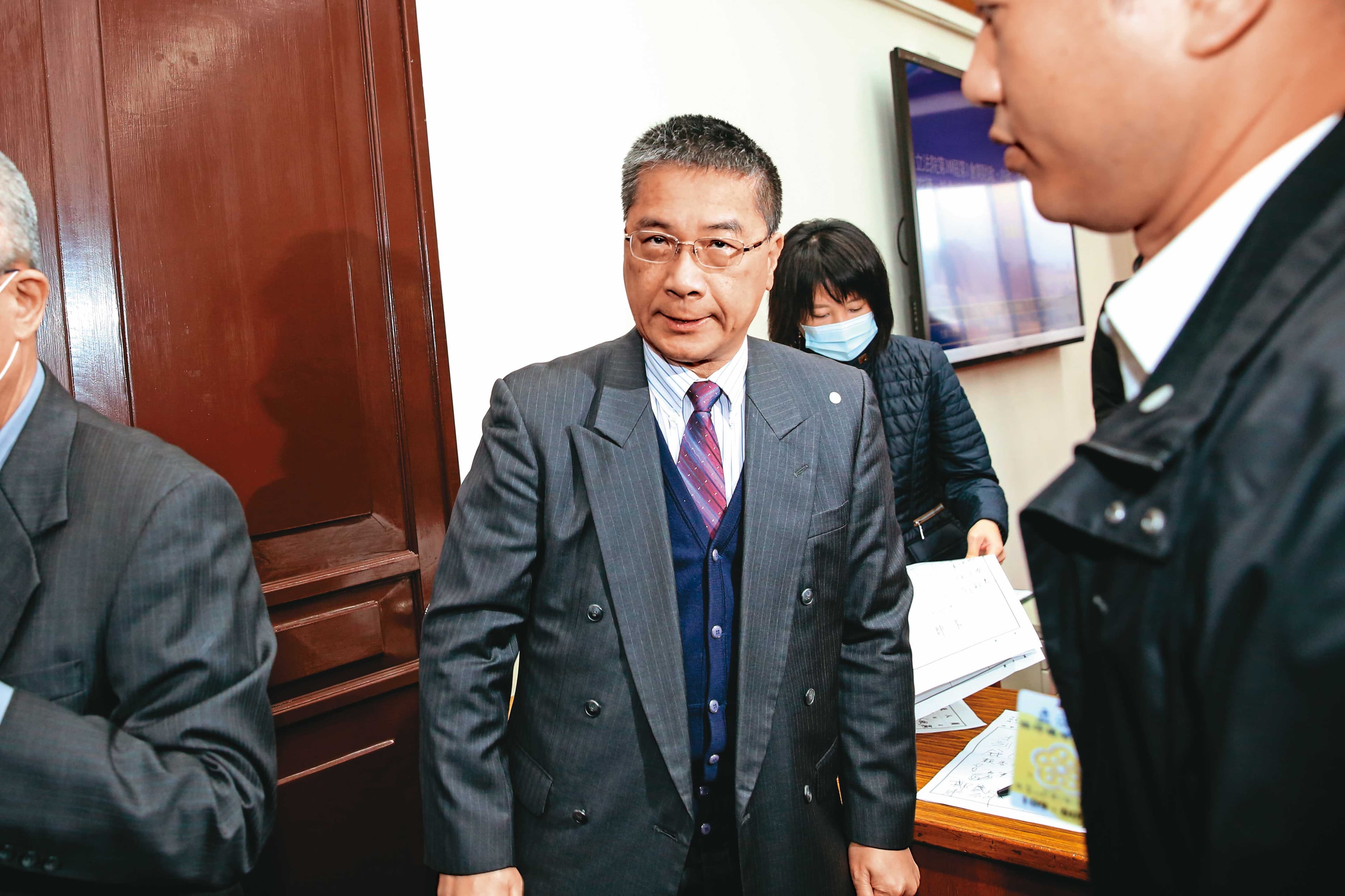 內政部長徐國勇收到國際認證機構「國際印刷產業聯盟」(Intergraf)來信,內容提及東元的證書未經認證。