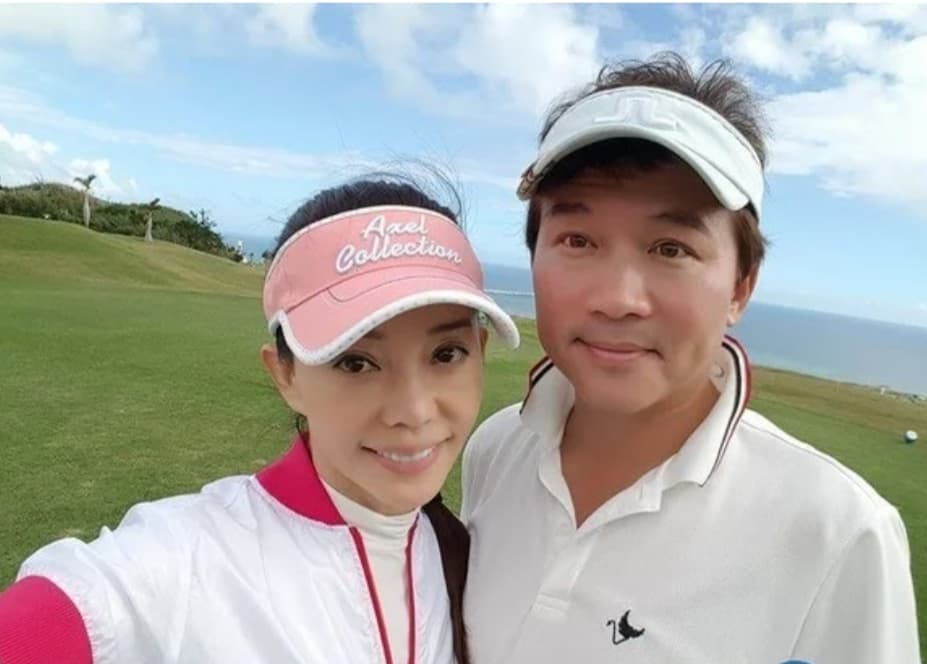 孫鵬和女球友爆緋聞後,狄鶯一度上傳和老公打球照力挺。(翻攝自狄鶯臉書)