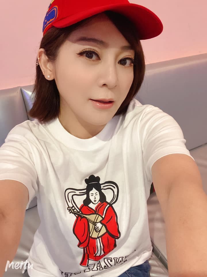 51歲卻仍唱跳不斷的王彩樺,30年因為一場車禍,留下頸椎受傷的後遺症。(翻攝自王彩樺臉書)