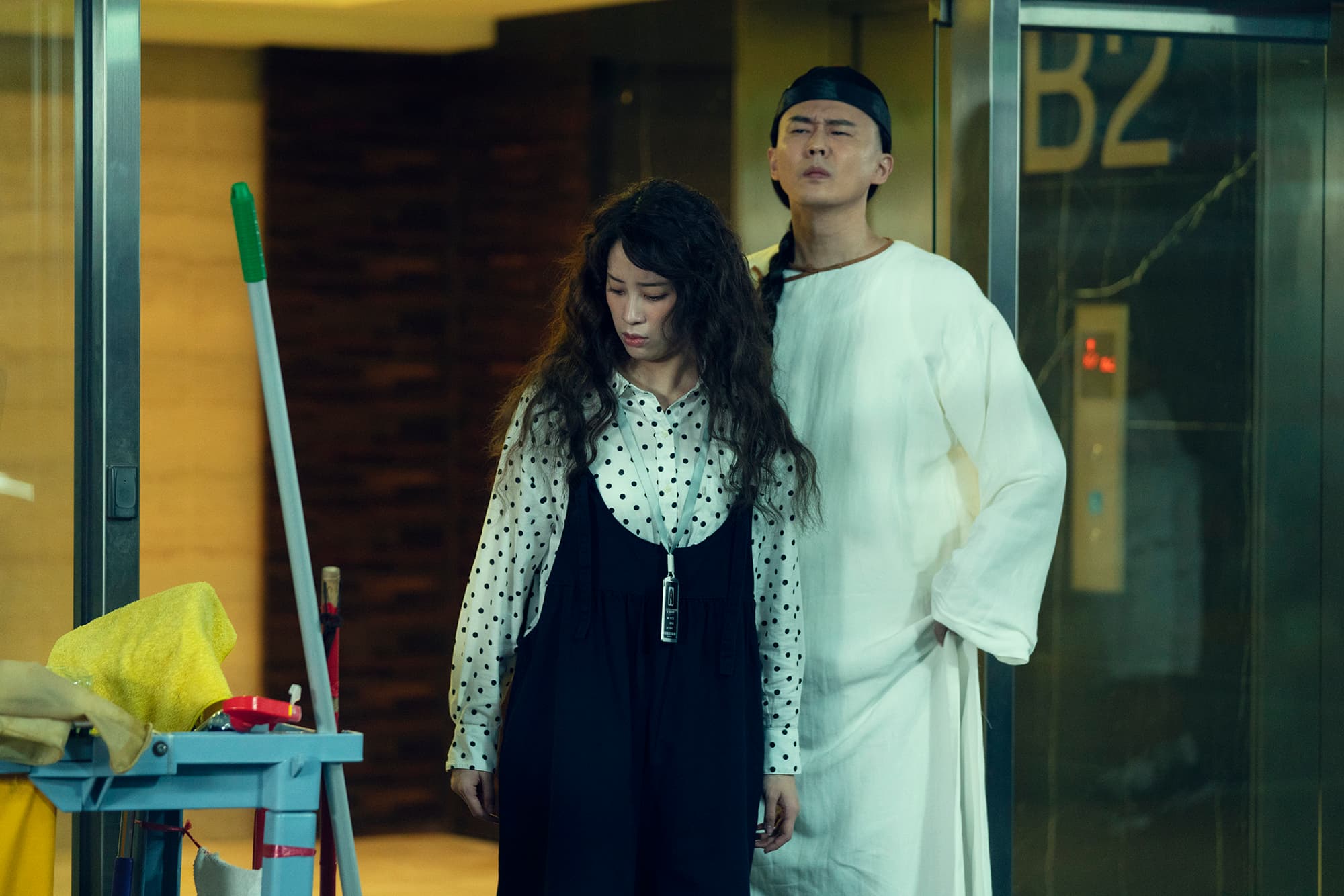 狄志杰演的清朝鬼是《腦波小姐》收視亮點之一,左為歐陽妮妮。(麗象影業提供)
