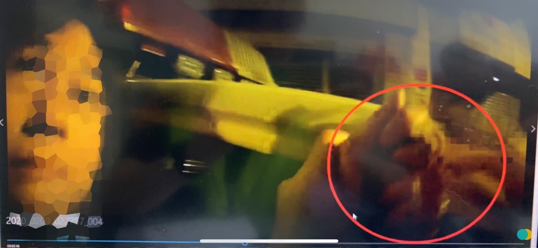 余女攻擊警方眼睛當下,全遭警用密錄器拍下。(警方提供)