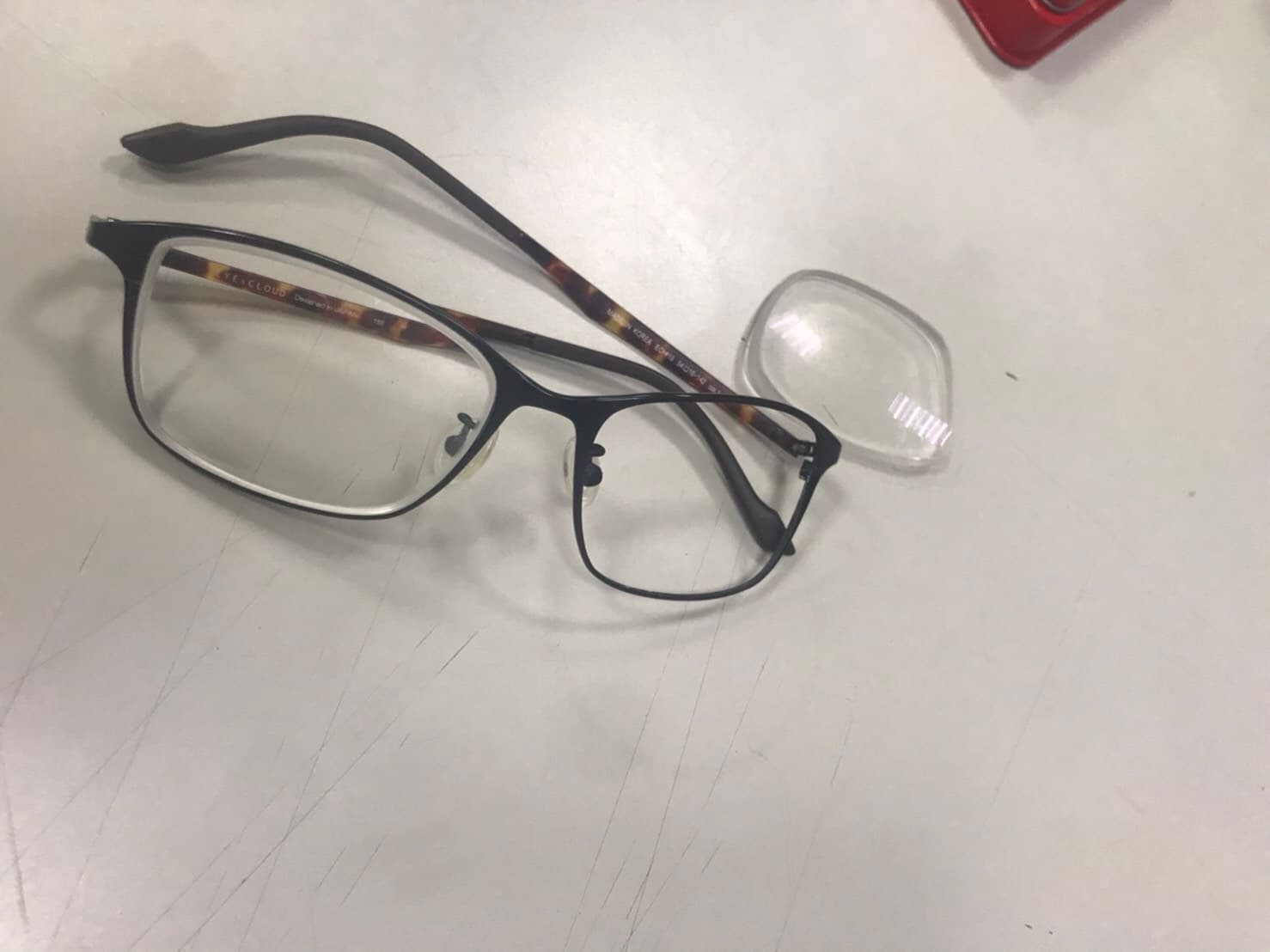 王姓員警的眼鏡被打到壞掉。(警方提供)