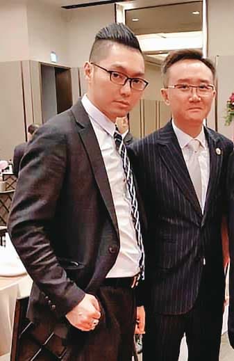 連千毅(左)的「阿兄」謝育全(右)批連只要上了直播台,就像乩童被降駕、不受控制。(讀者提供)