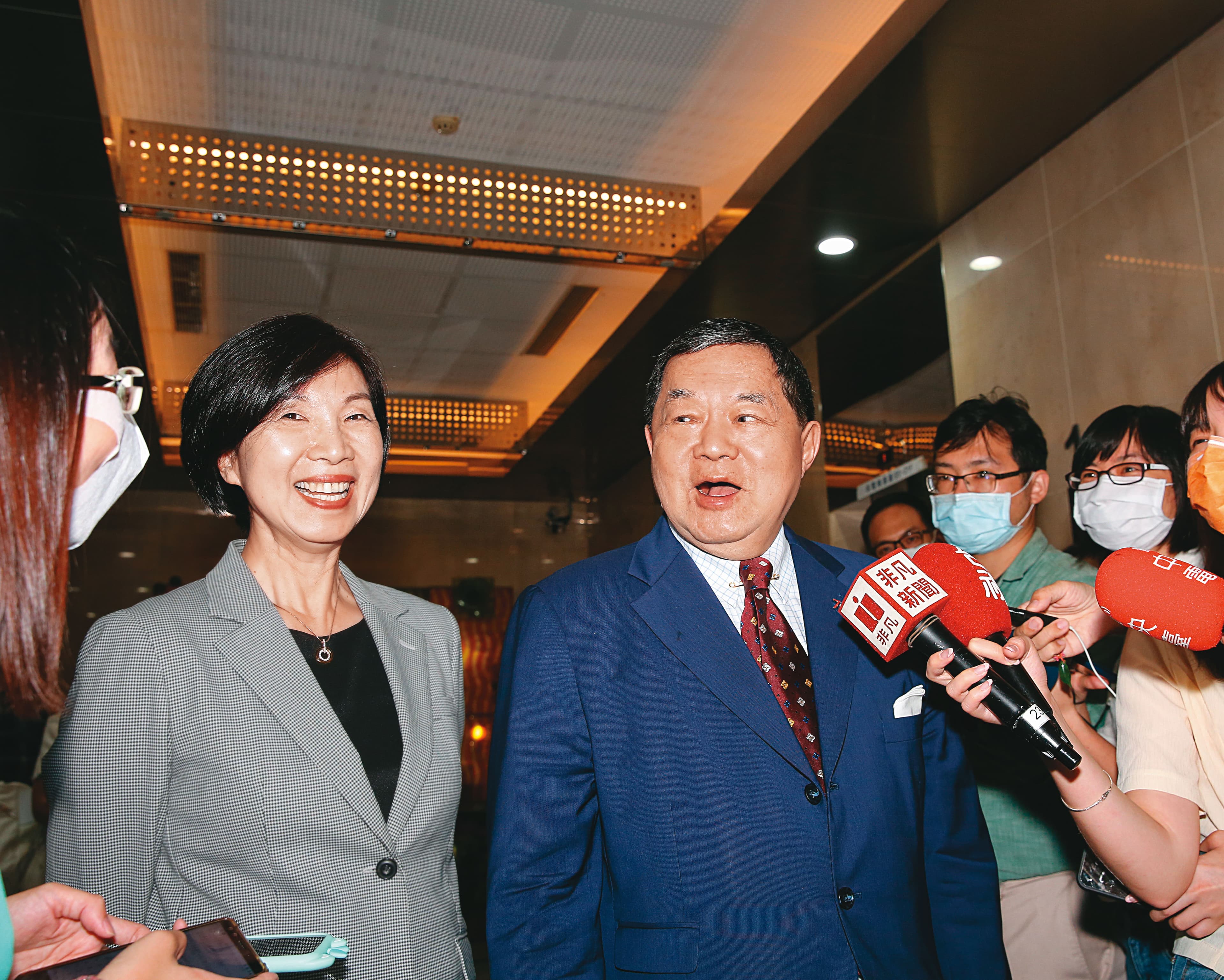 遠傳董事長徐旭東(右)指示總經理井琪(左)組6人小組,祕密拉攏亞太電信化敵為友。