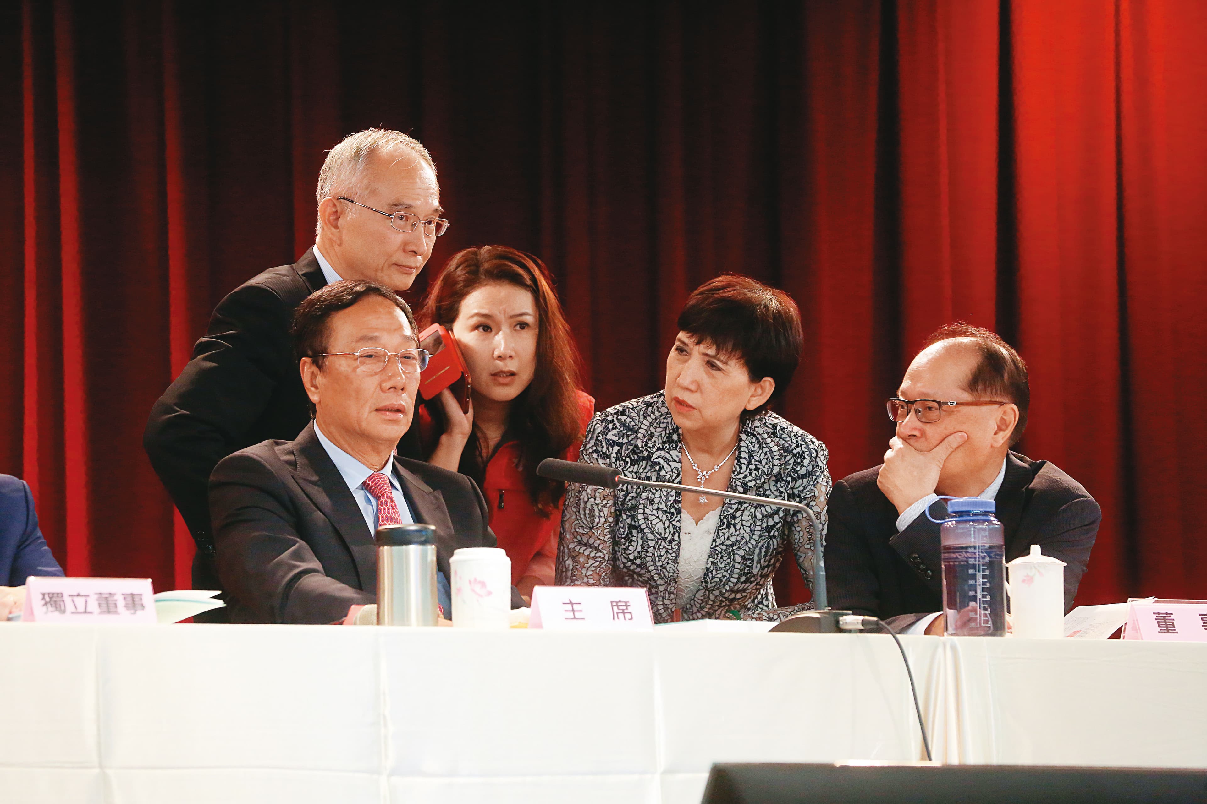 鴻海創辦人郭台銘(前左)、亞太電信董事長呂芳銘(後左)討論電信布局。圖為2017年鴻海股東會。