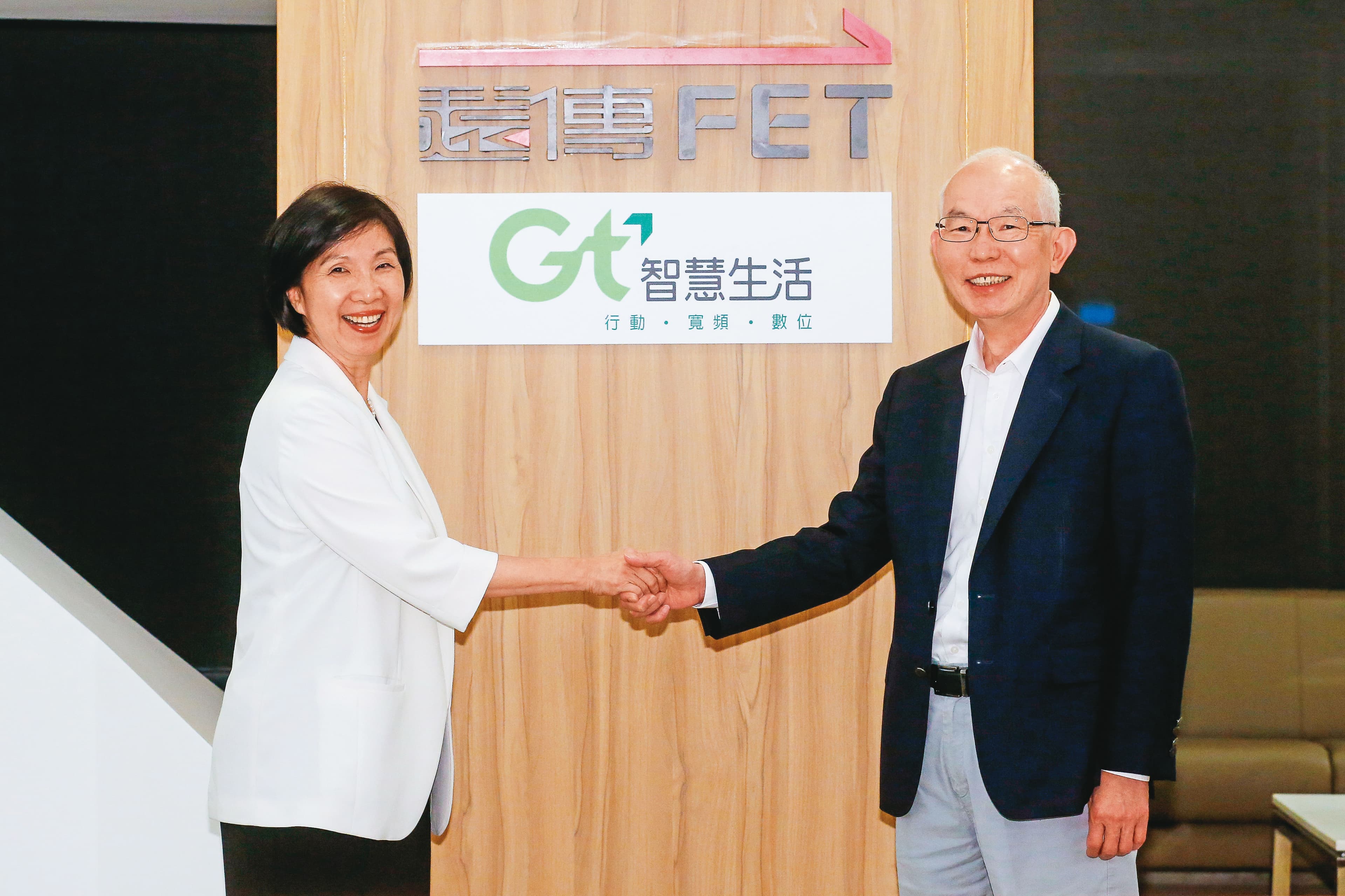 遠傳總經理井琪(左)與亞太電信總經理黃南仁(右)宣布2家將在5G結盟。