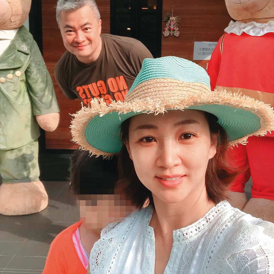 拍完戲後,郁方(前)馬上安排花蓮行程,與陳昱羲(後)、小孩們拍一家天倫照片。(翻攝自好門媳婦的秘密生活郁小方臉書)