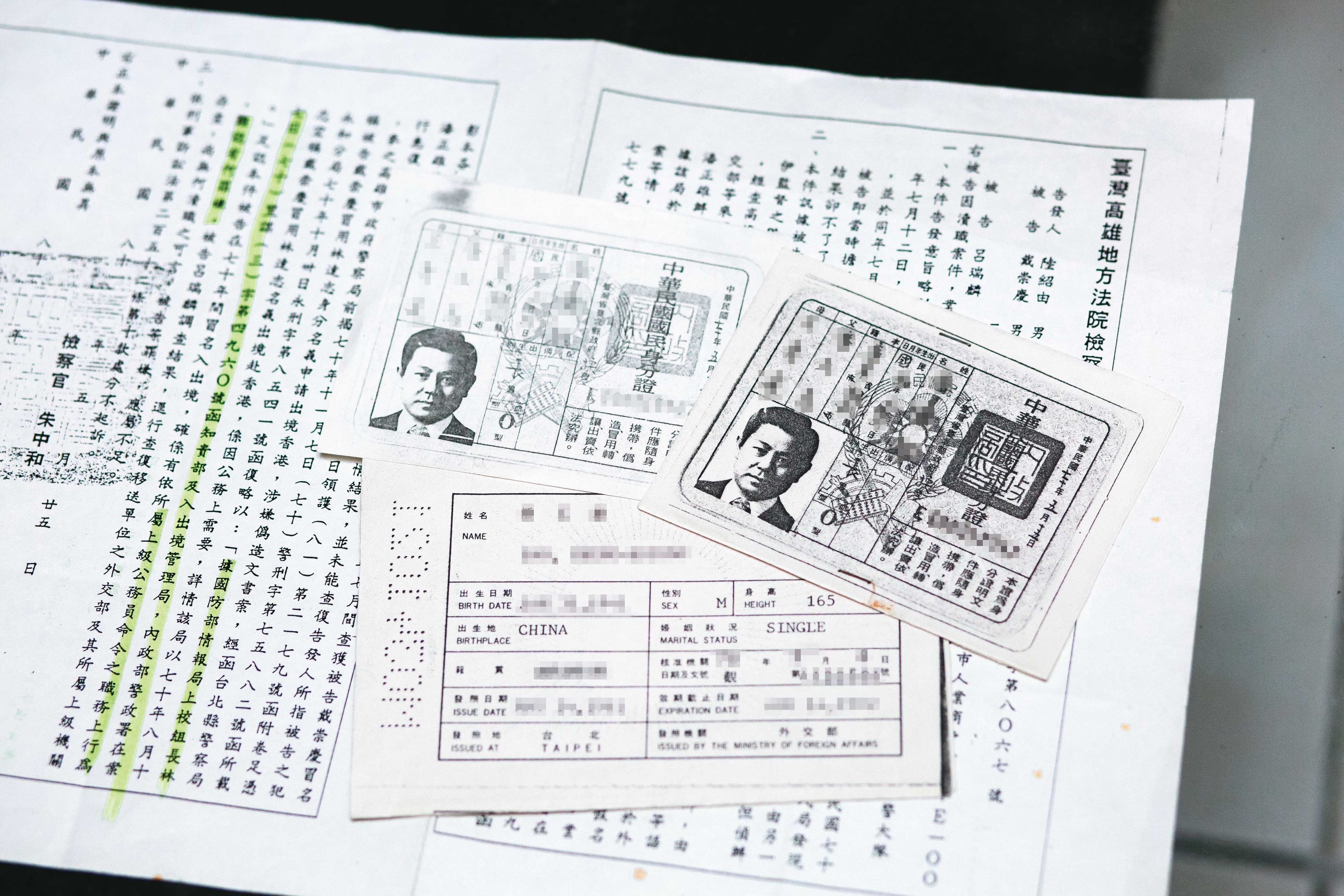 因為從事情報工作，戴崇慶以假名多次出入香港，因此被起訴。