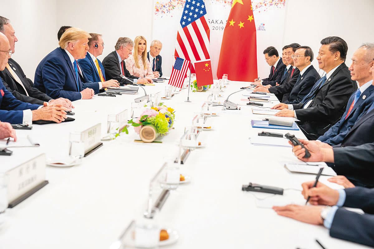 美中大打貿易戰、科技戰,牽動全球供應鏈重組。圖為美國總統川普與中國主席習近平在日本大阪對談。(翻攝白宮臉書)