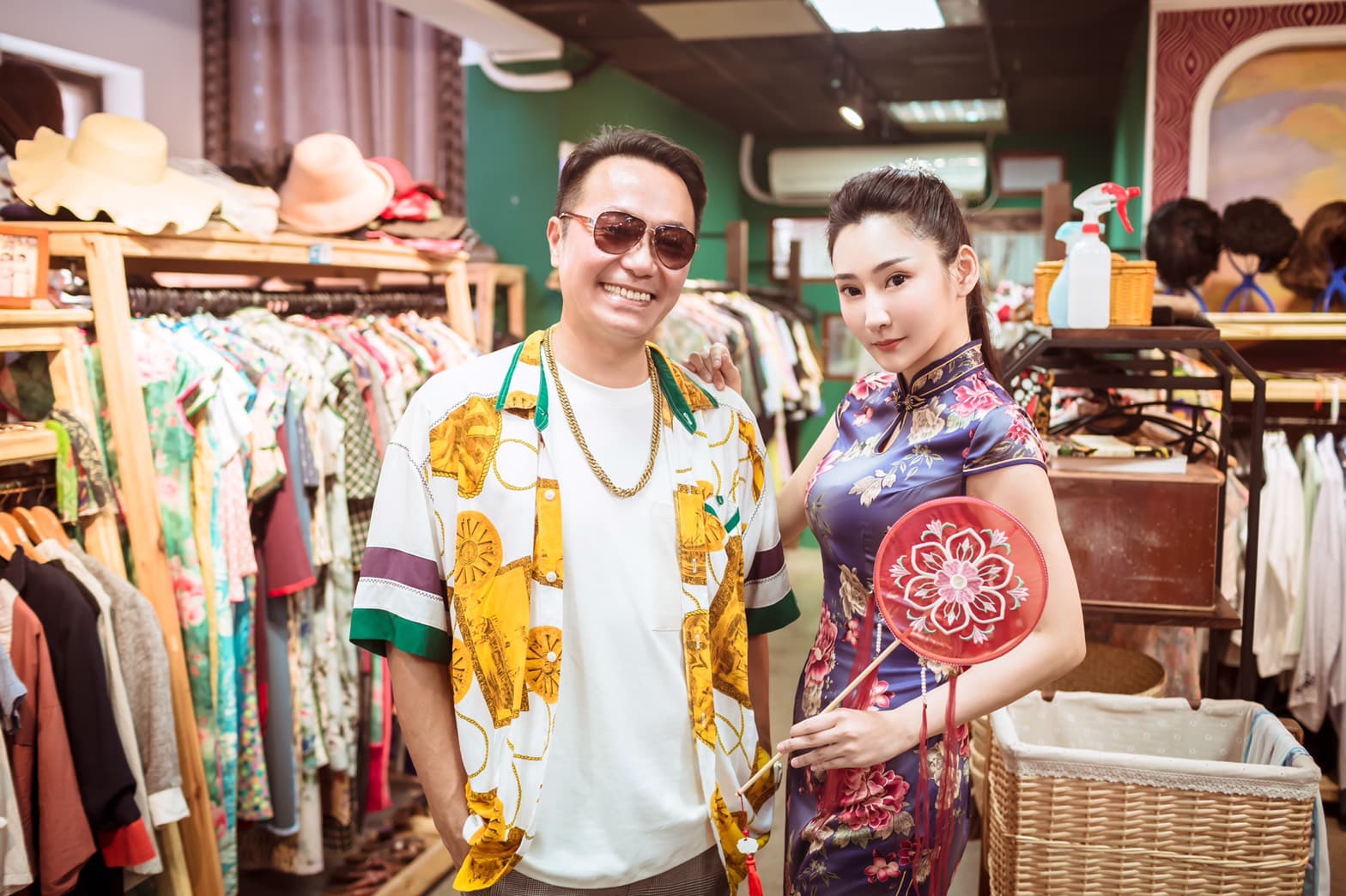徐瑋婷和張克帆在宜蘭玩起時代變裝風，打扮成復古的上海人。（延康國際娛樂提供）