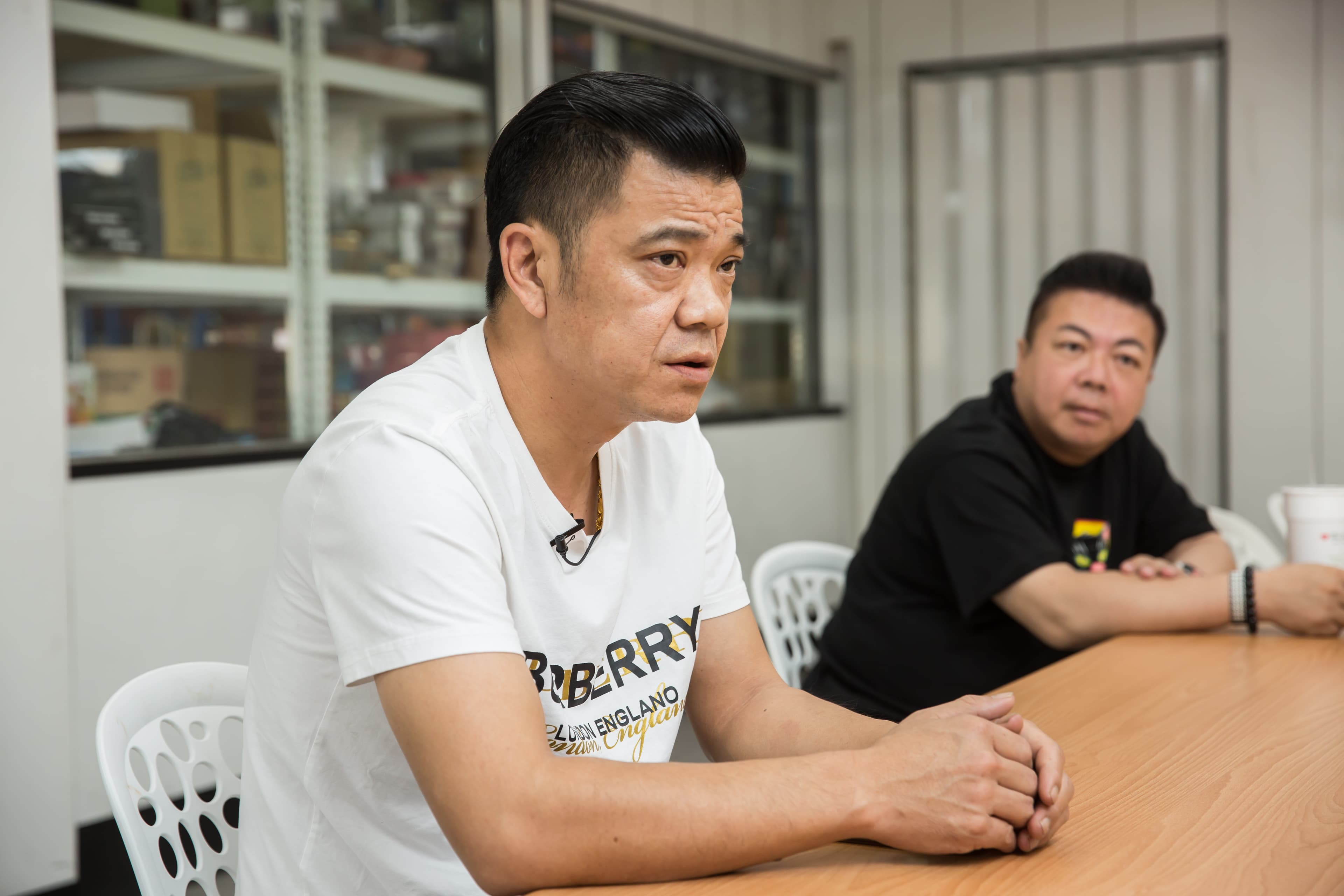 董至成有知名度,主要功能是替直播帶人氣。他認為王三郎接地氣,又是產品活字典,非常專業。