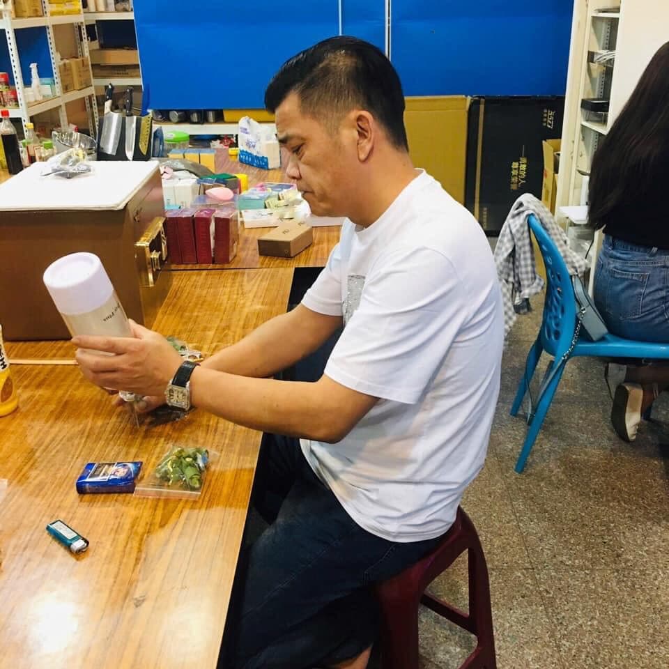 王三郎鏡頭下不愛講話,最常專心研究產品功能。(翻拍自王三郎來了臉書)