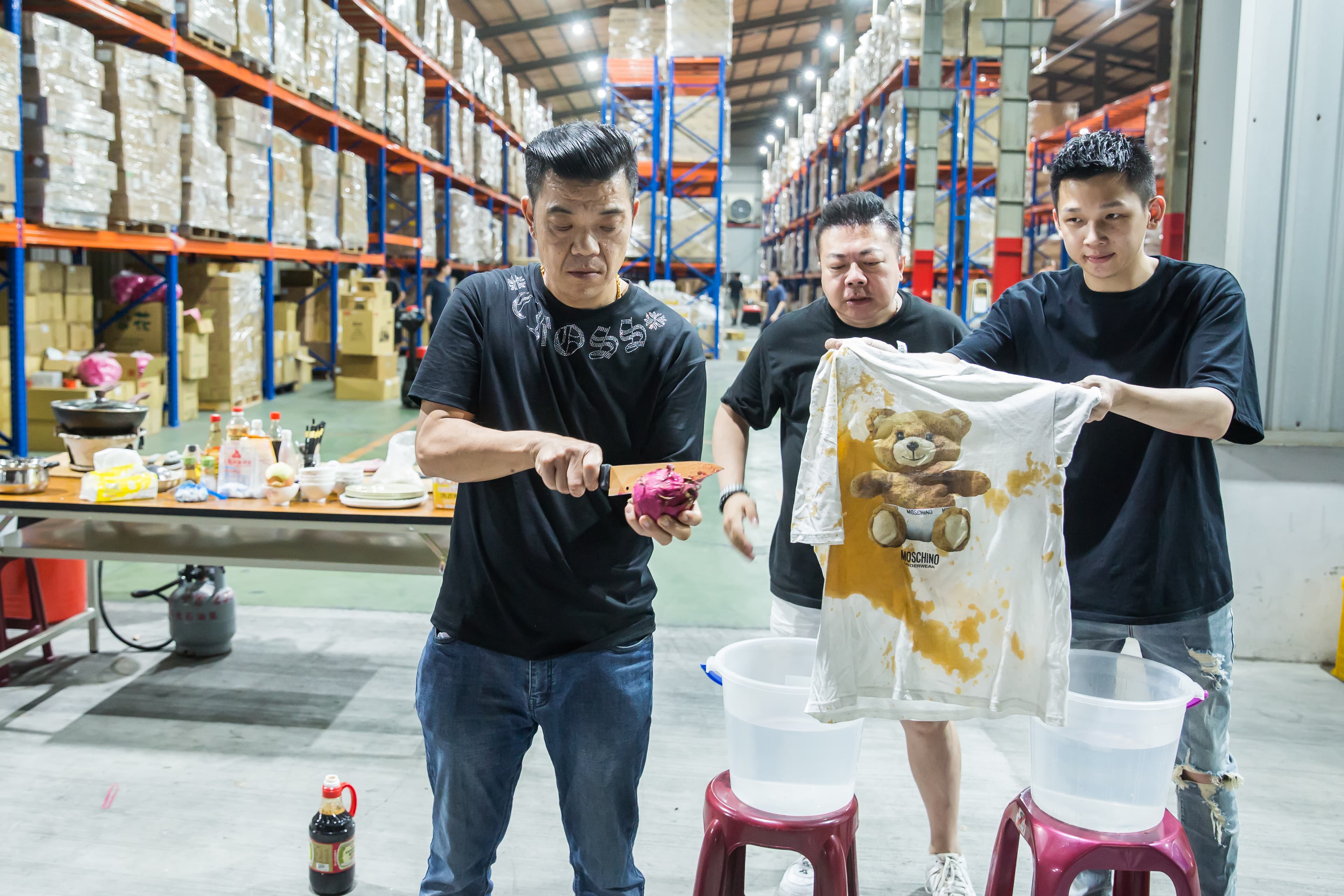 王三郎除了熟悉商品，也會與董至成等人現場做實驗，把直播當電視購物加綜藝節目做。