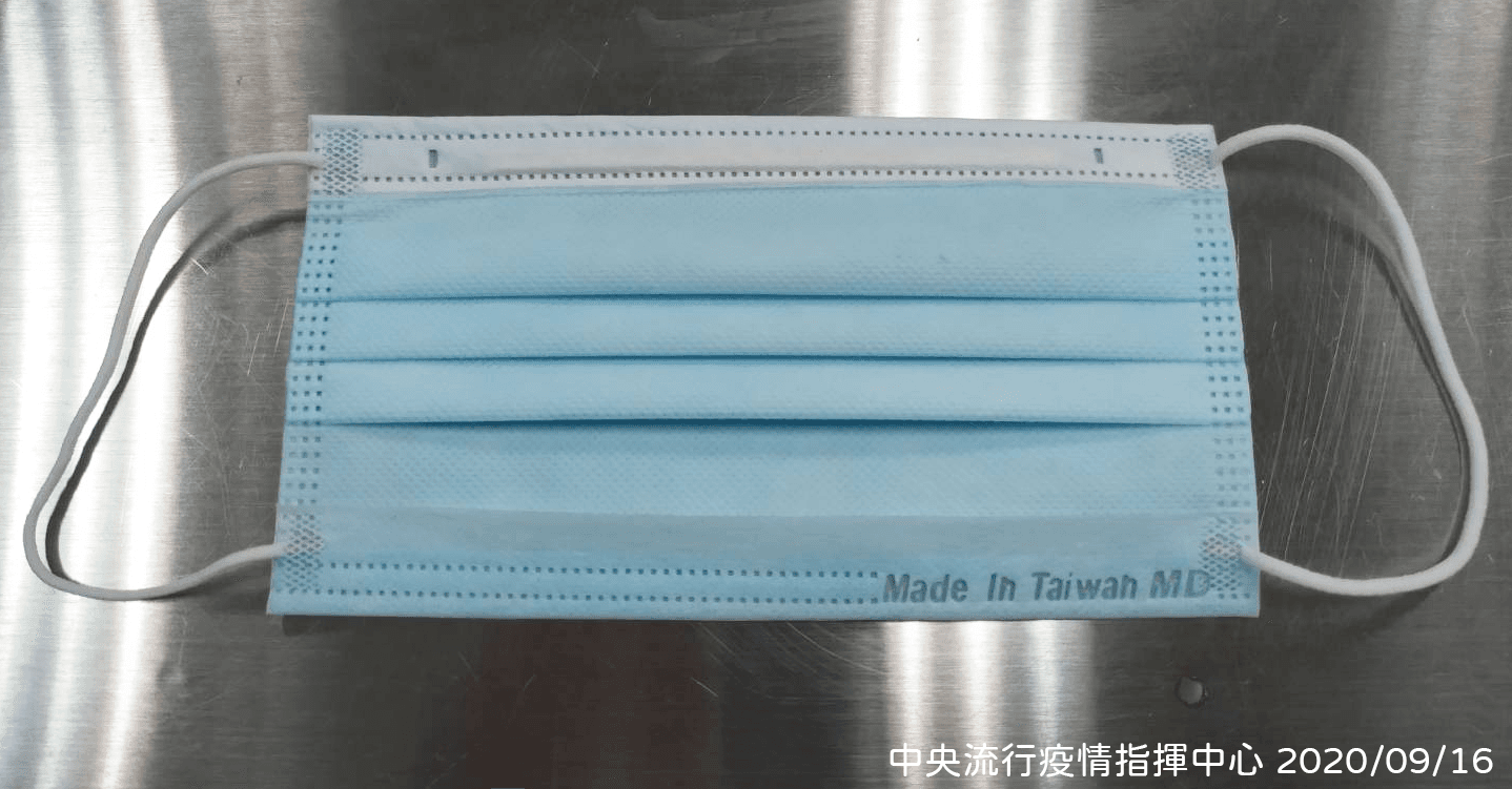 9月24日起,國產製之平面式醫用口罩以及實名制藥局販售之口罩,均會有「MD」及「Made In Taiwan」雙鋼印標示。(指揮中心提供)