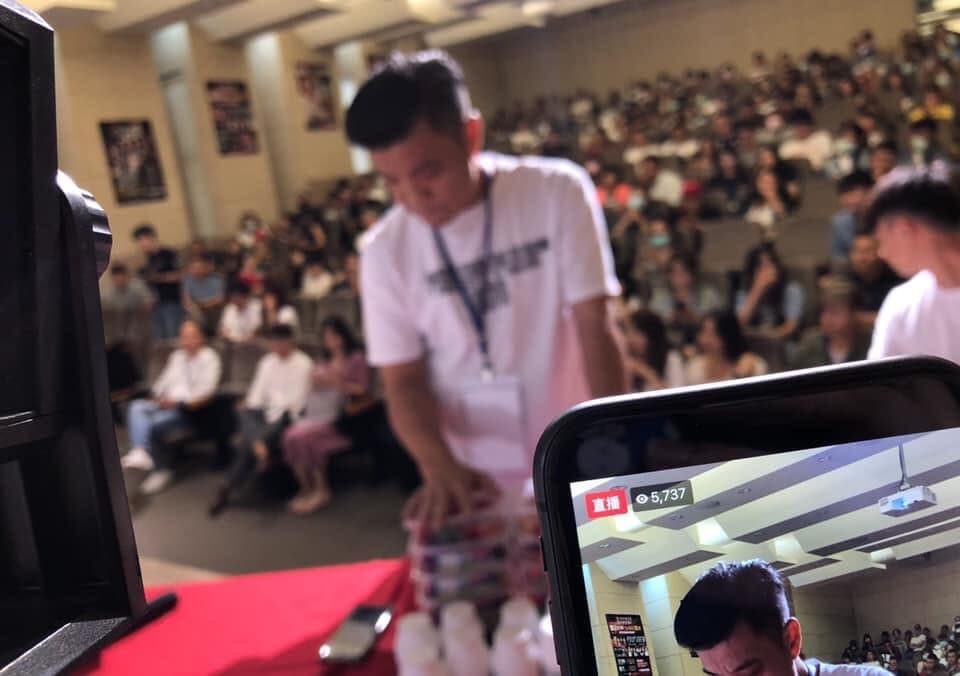 王三郎曾受邀到大學演講,教你怎靠一台手機月收破百萬。(王三郎來了提供)