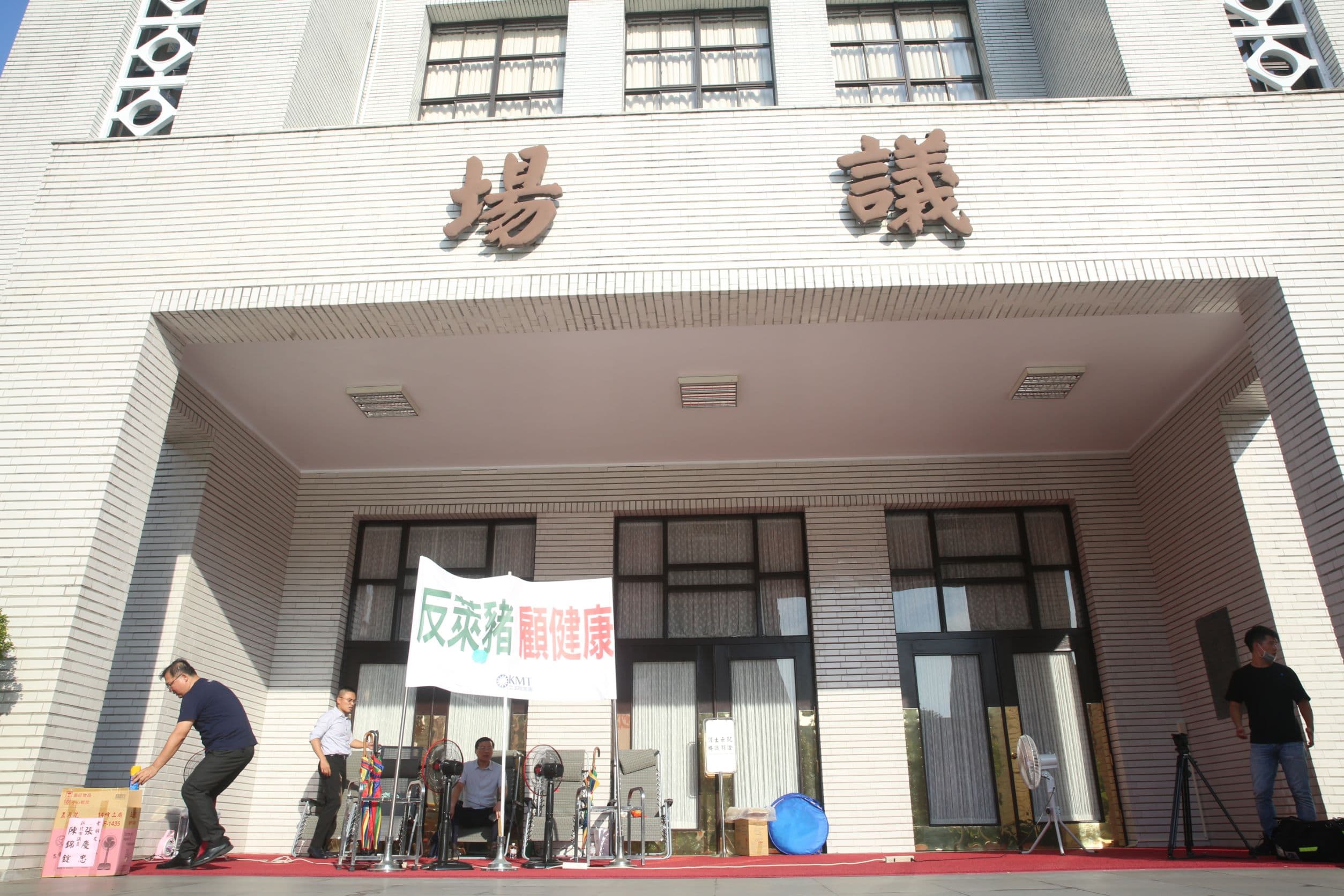 黨團大會結束後，總召林為洲、藍委洪孟楷、林德福等人就在立院前駐守。
