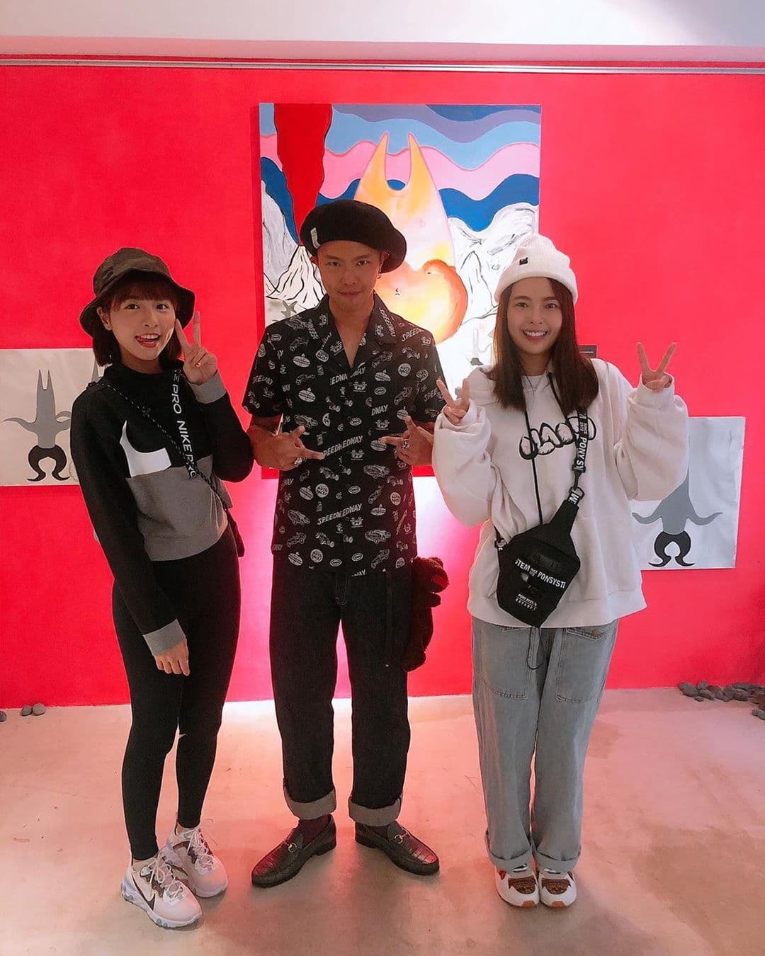 小鬼曾在2月時舉辦「Dear Papa」畫展,峮峮多次與小鬼留下合照。(翻攝黃鴻升IG)