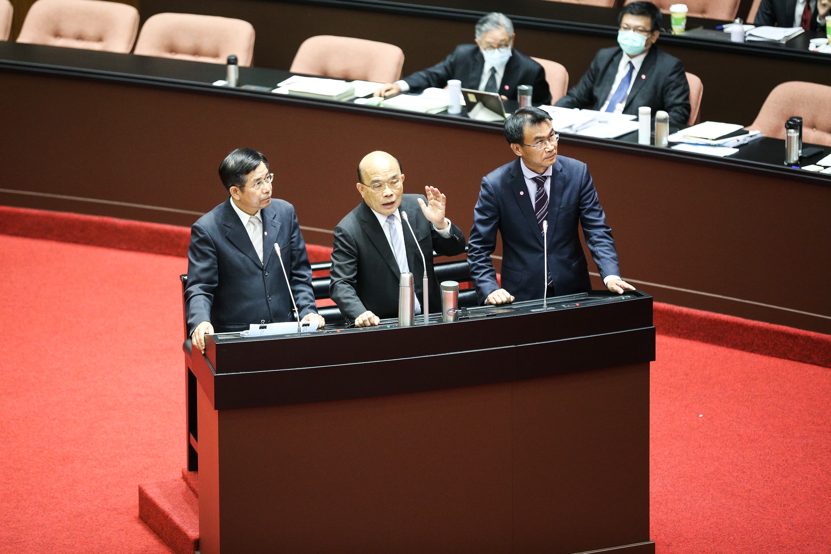 行政院長蘇貞昌(中)今率相關部會首長到立法院針對開放含萊克多巴胺美豬進口進行報告並備詢。