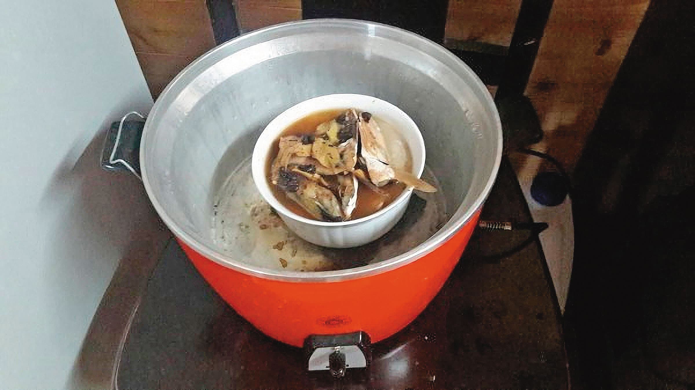 陳忠春落網前,剛用電鍋熱好一碗補湯,還來不及吃,就被逮捕。(警方提供)
