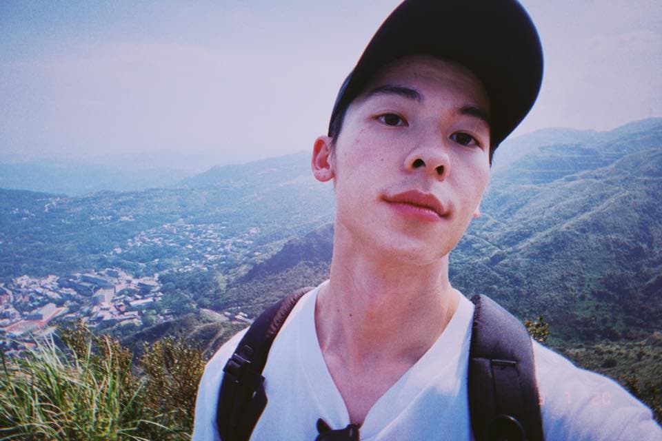 許光漢曾經在咖啡店打工,但現在已經是人氣男星。(翻攝自許光漢臉書)