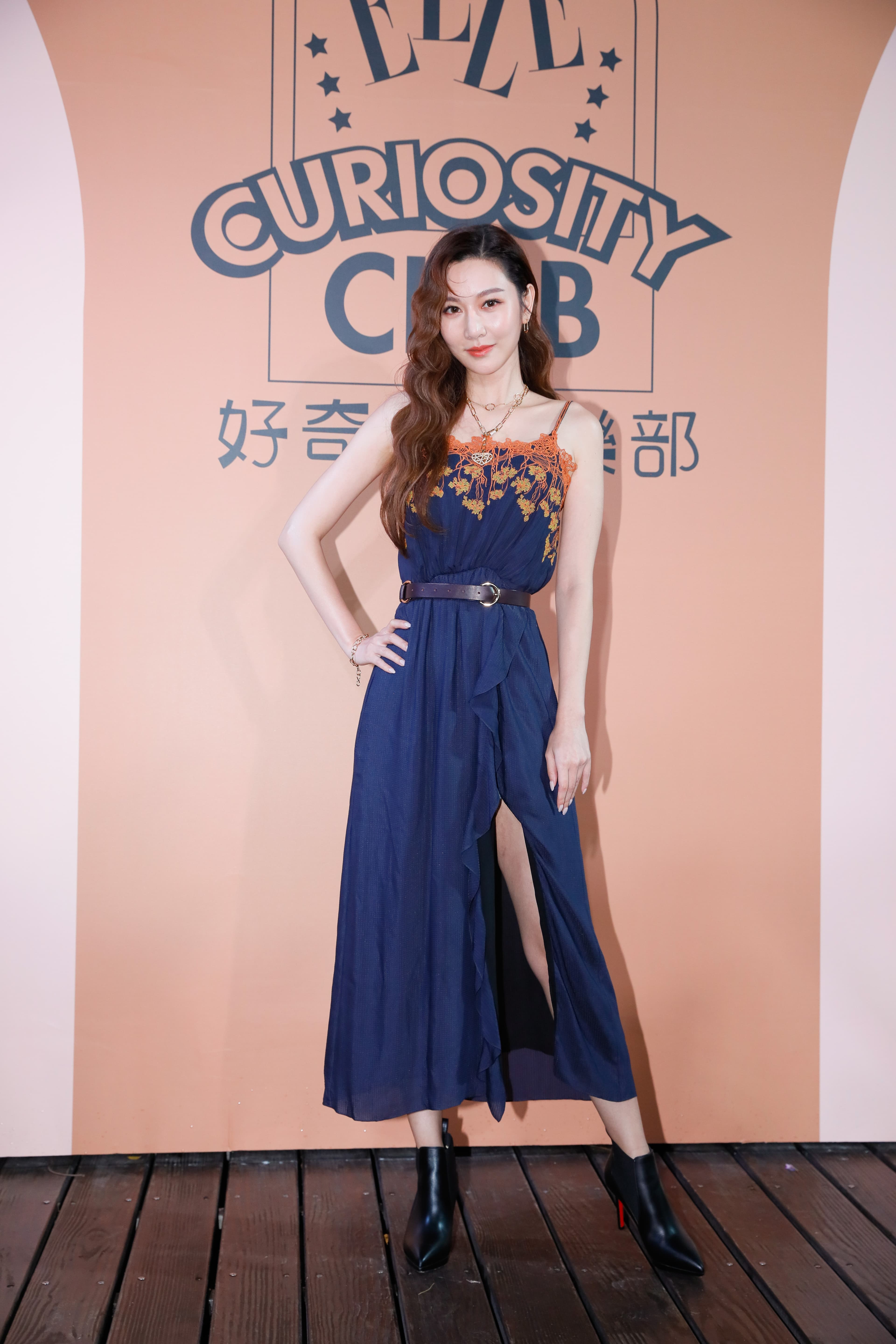 曾莞婷透露小鬼是她的直屬學弟，而且小鬼的第一次試鏡是她帶他去的，讓小鬼每次見面都會大喊「學姊好」。