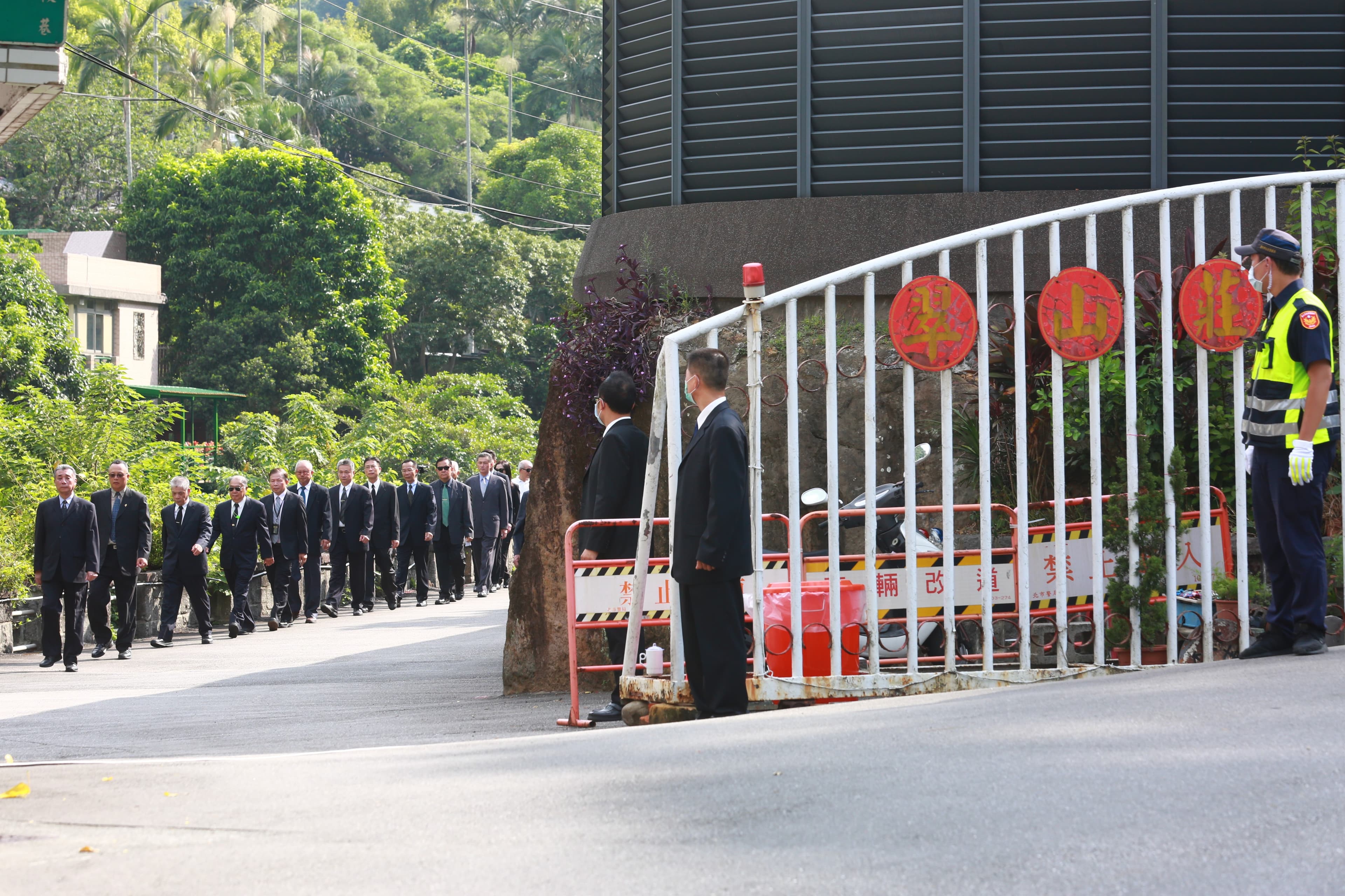 曾服務過前總統李登輝的大安警衛室退休特勤人員,在翠山莊門口列隊送李最後一程。